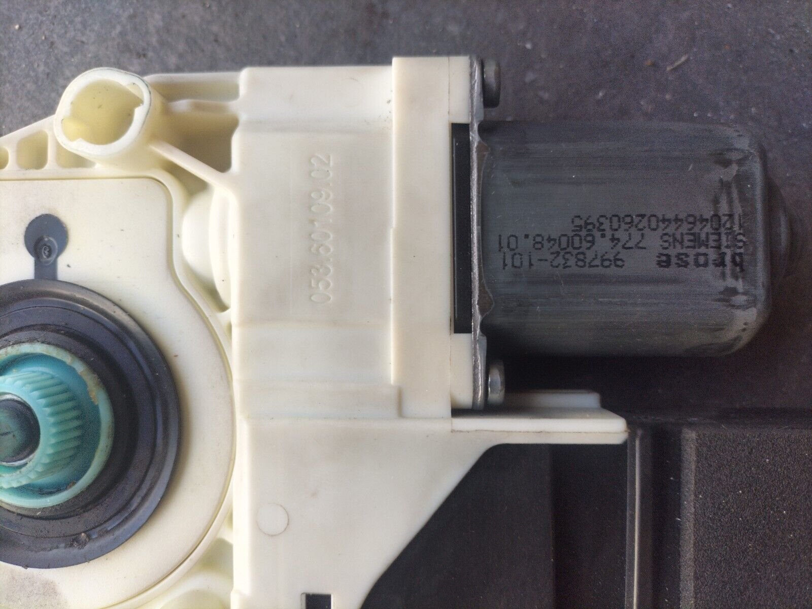 MOTEUR LEVE VITRE AVANT GAUCHE CITROEN C 4 REFERENCE: 9647441480