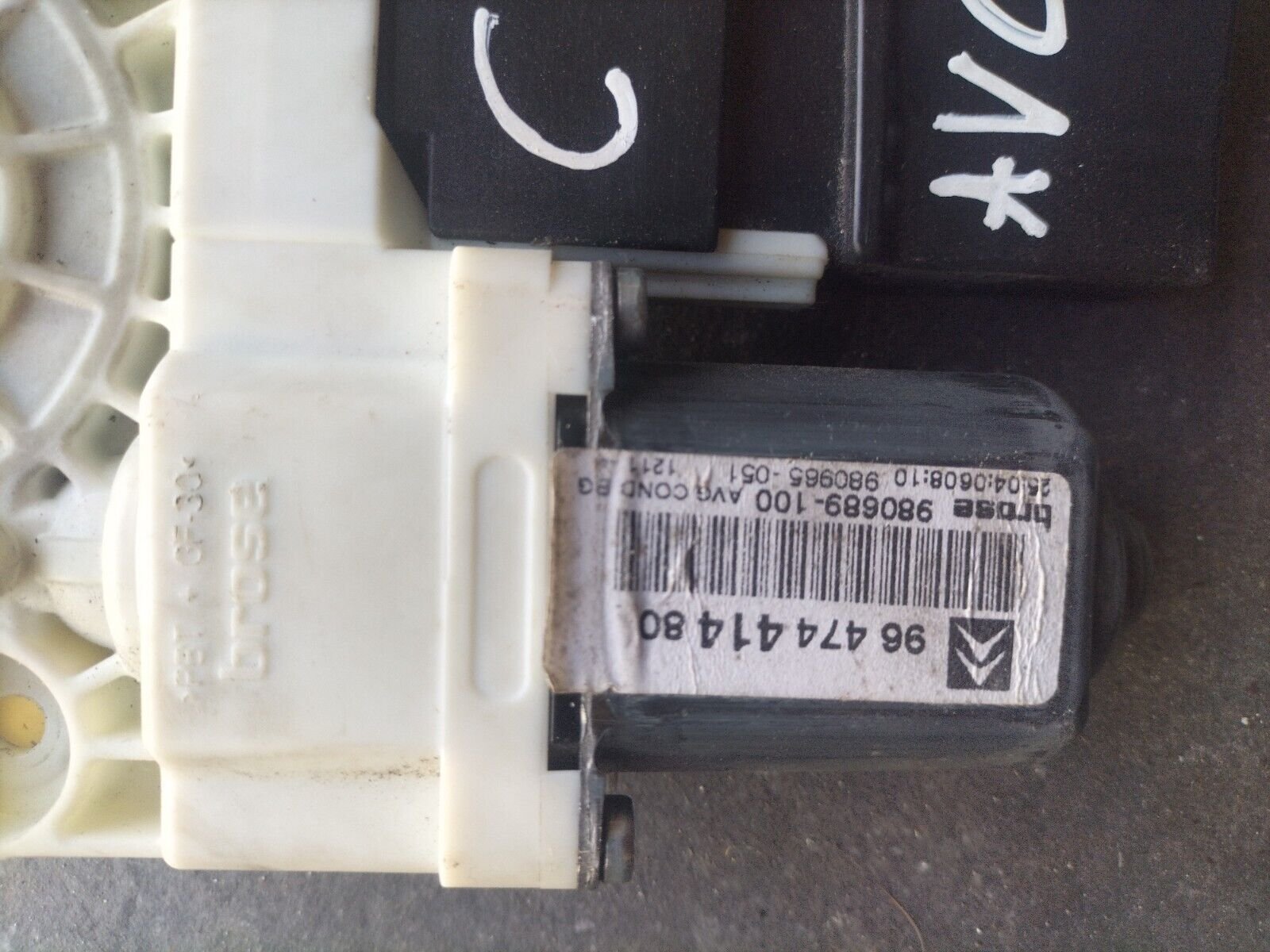 MOTEUR LEVE VITRE AVANT GAUCHE CITROEN C 4 REFERENCE: 9647441480