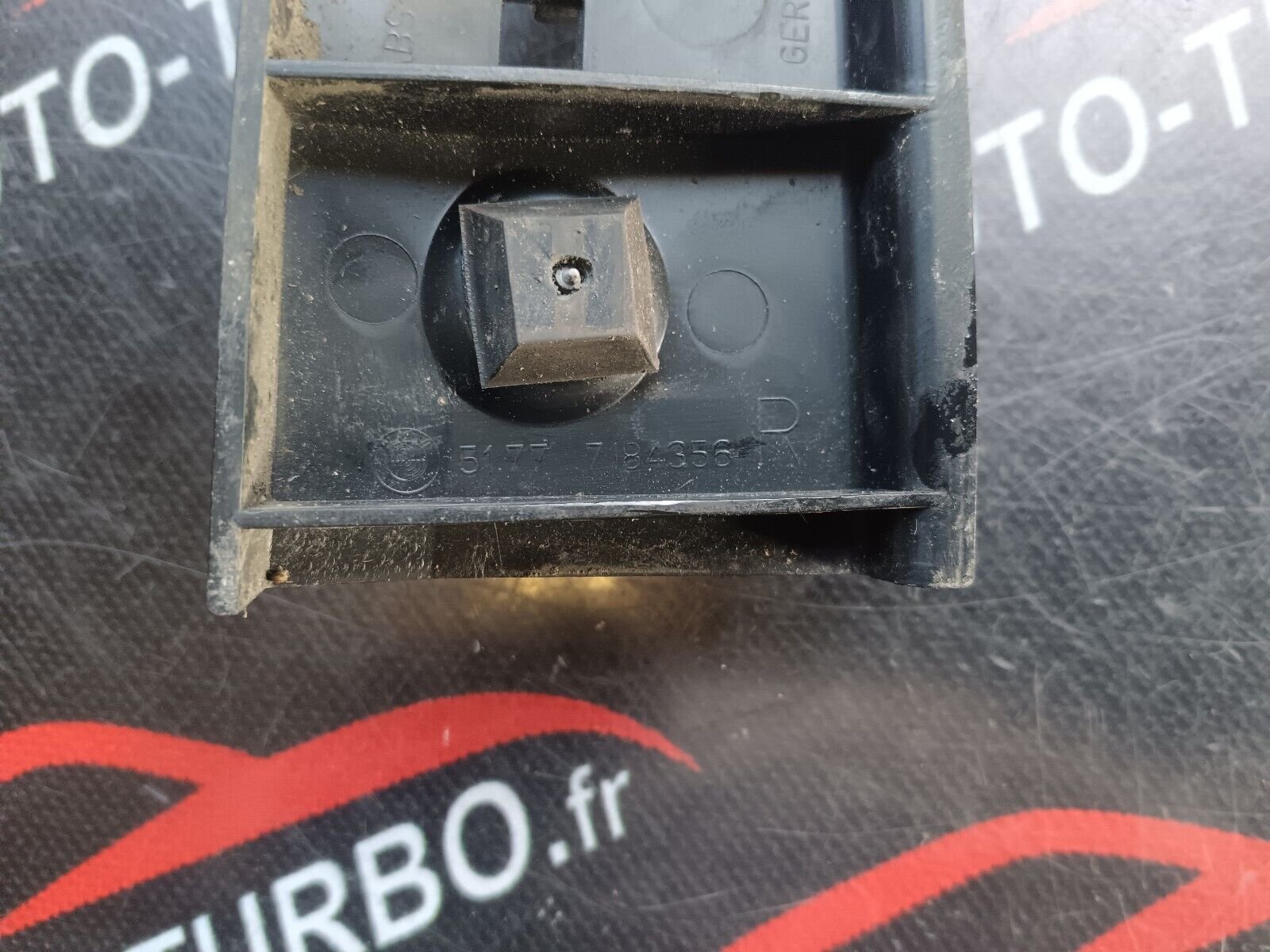 SUPPORT DE PARE CHOC DROIT BMW SERIE 1 REFERENCE: 7184356