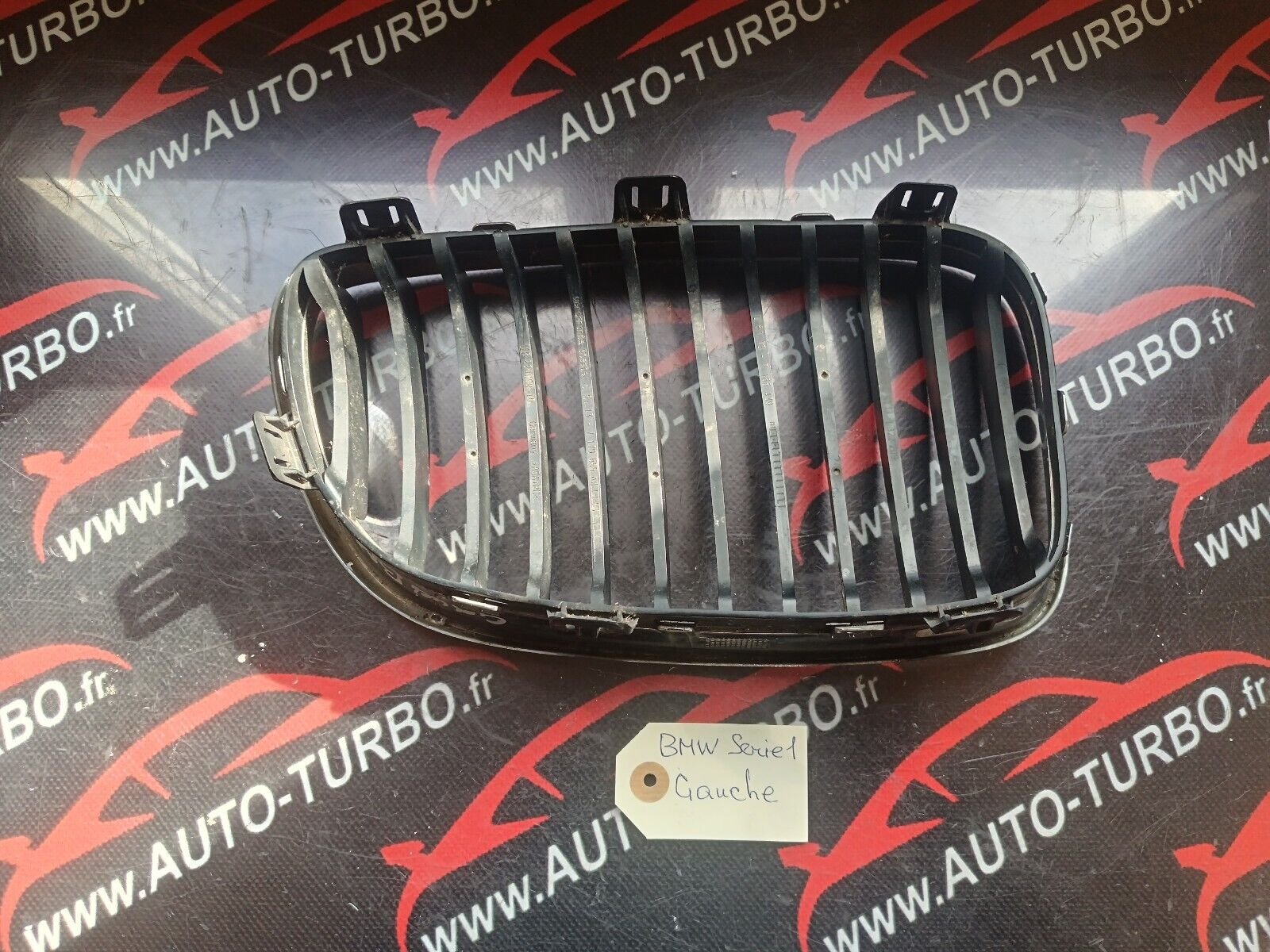 GRILLE CALANDRE GAUCHE BMW SERIE 1 REFERENCE: 7166439