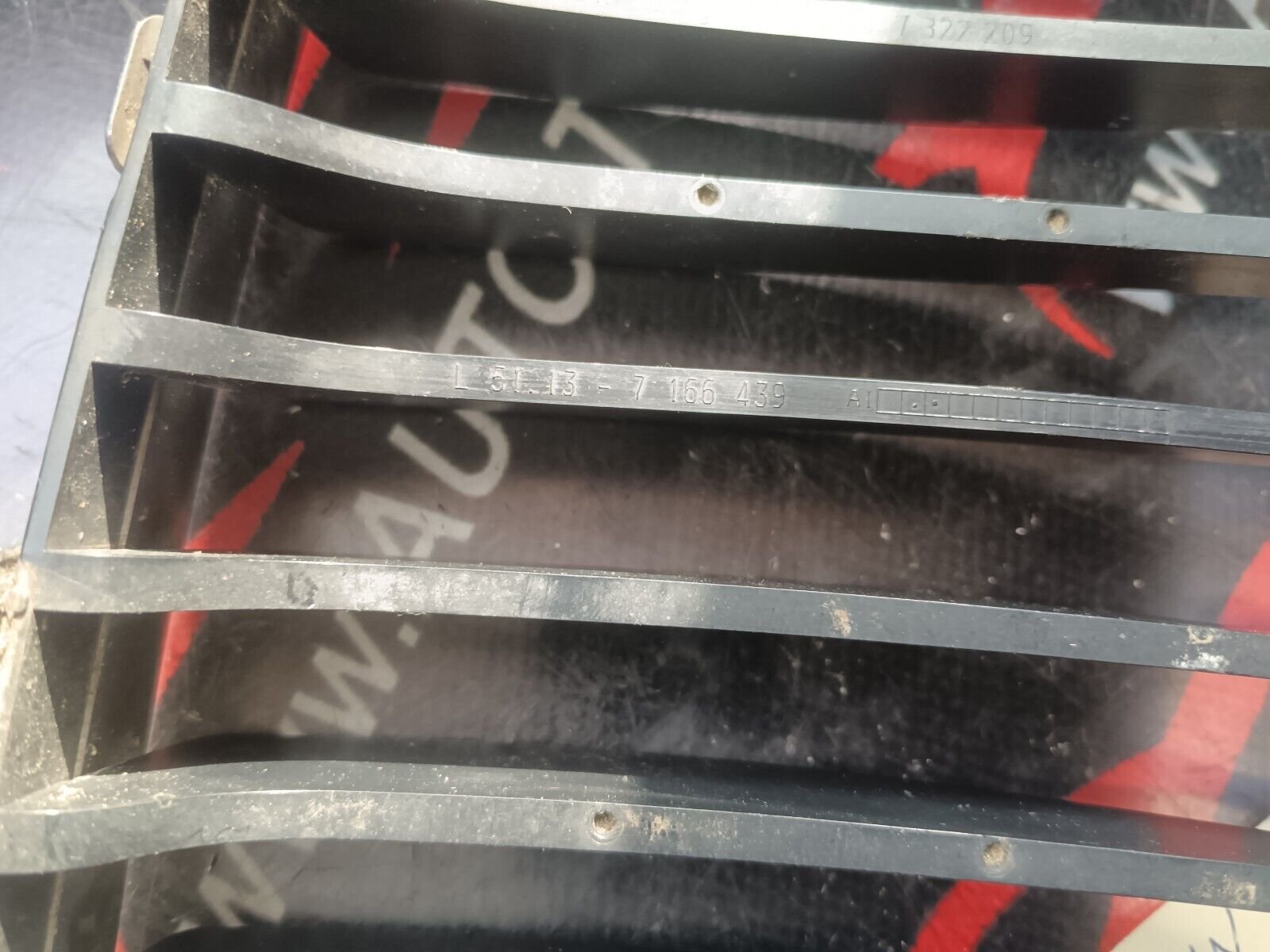 GRILLE CALANDRE GAUCHE BMW SERIE 1 REFERENCE: 7166439