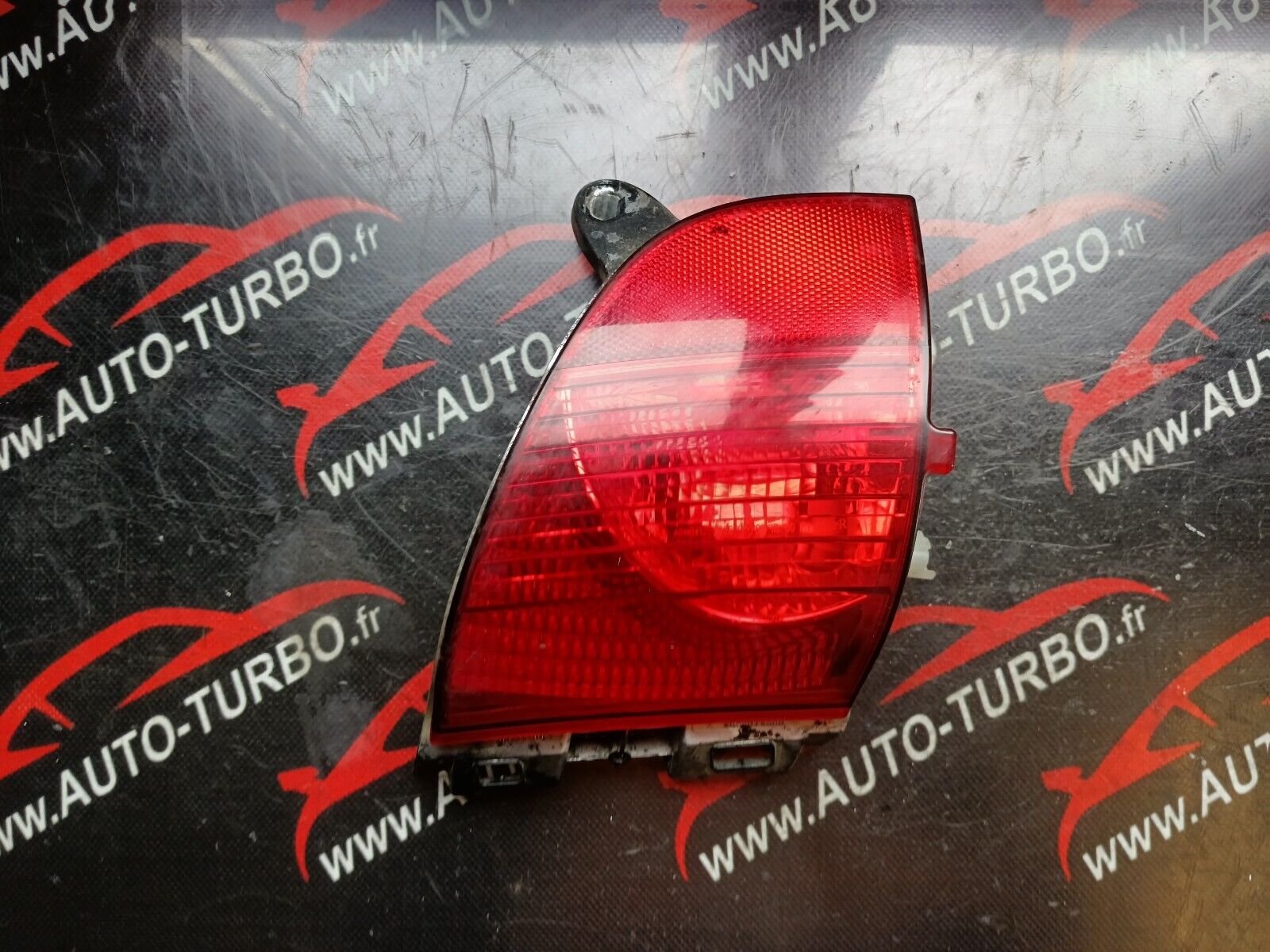 FEU DE PARE CHOC ARRIERE GAUCHE PEUGEOT 2008 1.6eHDI 96CH REFERENCE: 9683074580