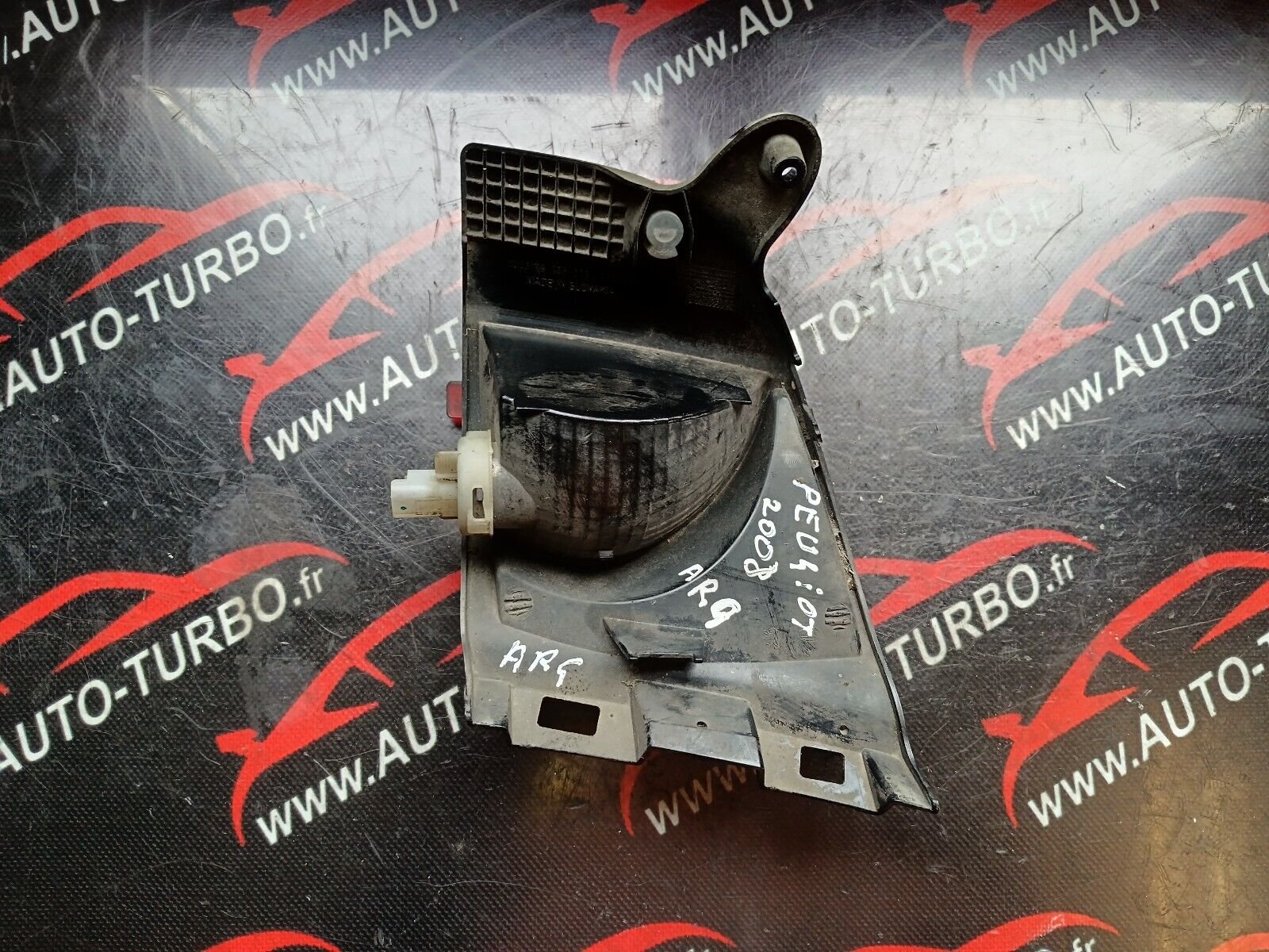 FEU DE PARE CHOC ARRIERE GAUCHE PEUGEOT 2008 1.6eHDI 96CH REFERENCE: 9683074580