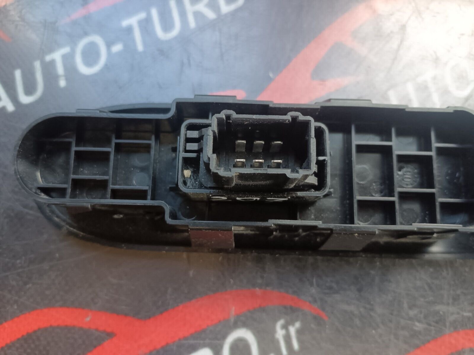 COMMANDE LEVE VITRES AVANT DROIT PEUGEOT 207