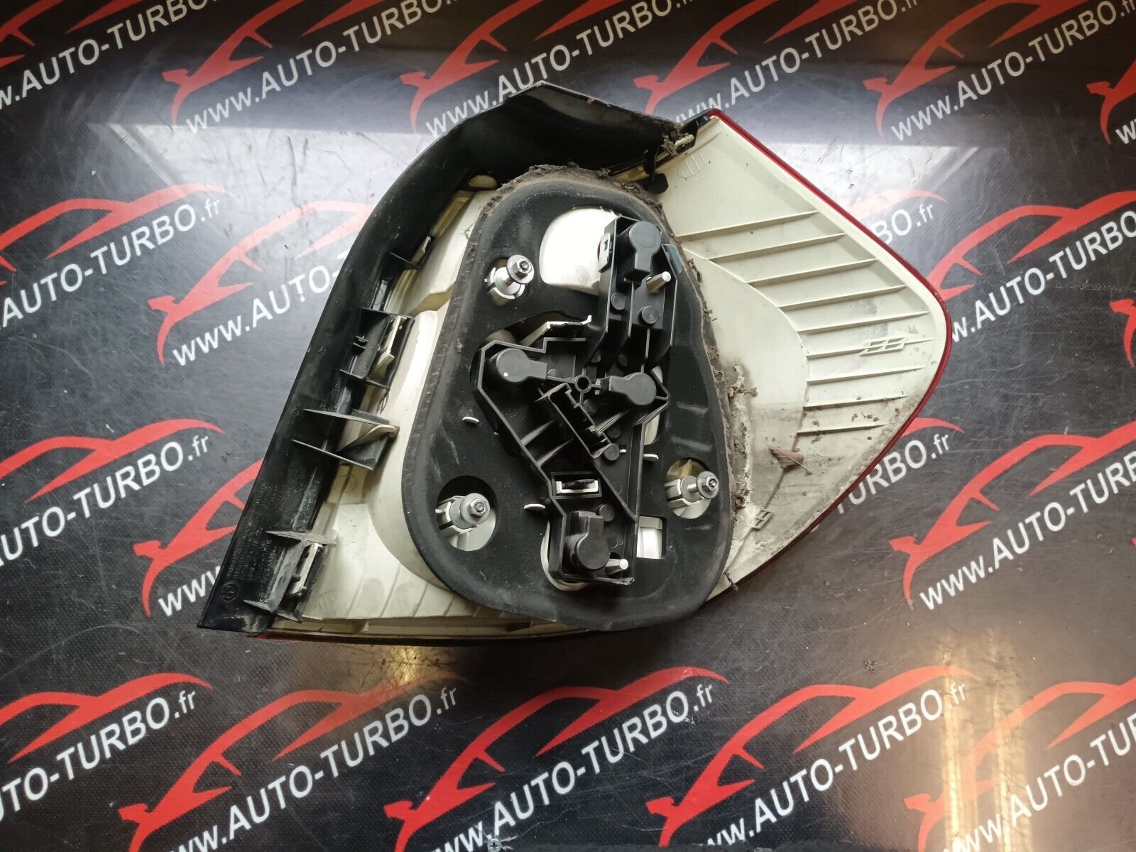 FEU ARRIERE GAUCHE ABIME BMW SERIE 1 REFERENCE: 0397035