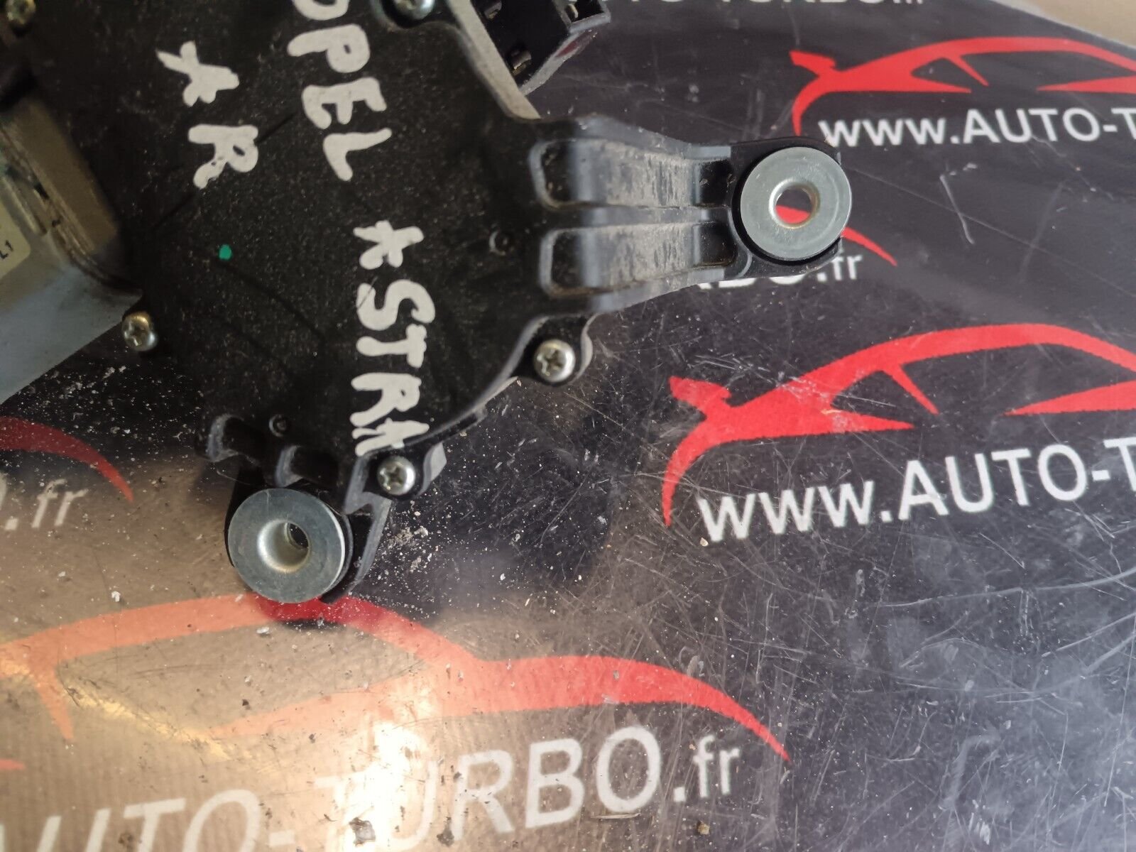 MOTEUR ESSUIE GLACE ARRIERE OPEL ASTRA J REFERENCE: 60Z010009