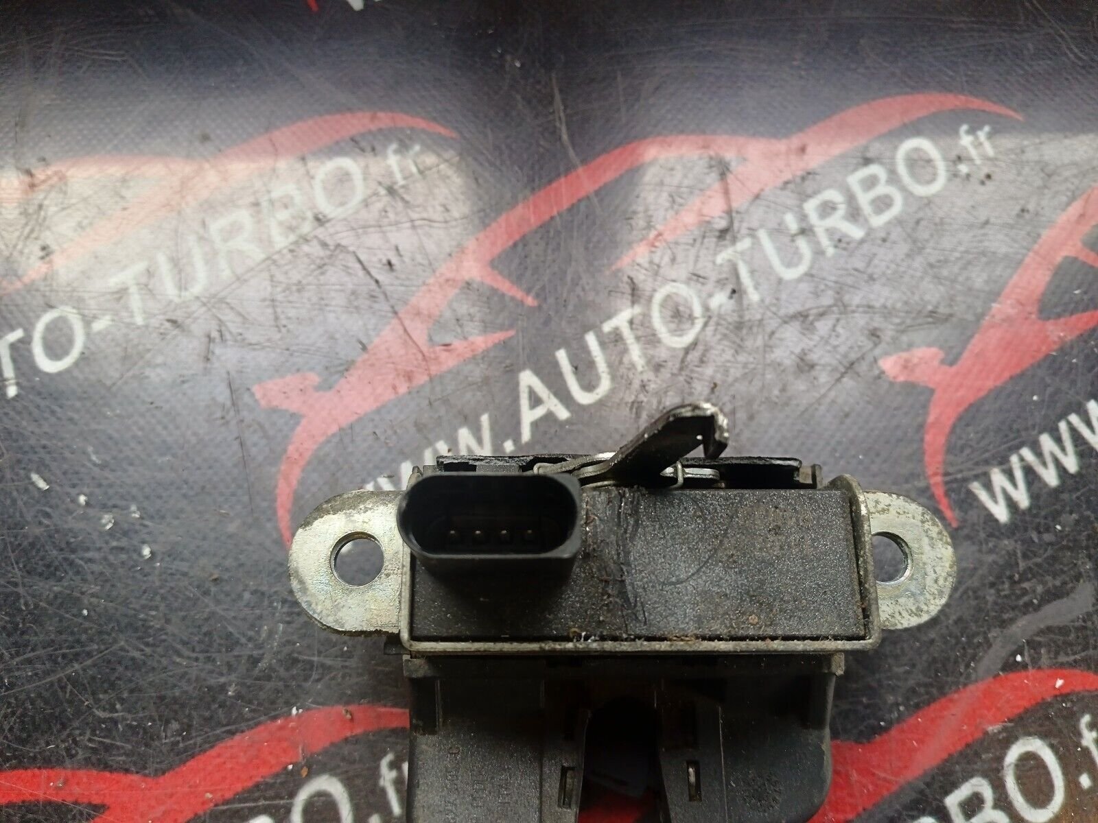 SERRURE DE HAYON VOKSWAGEN GOLF V REFERENCE: 3C9827645