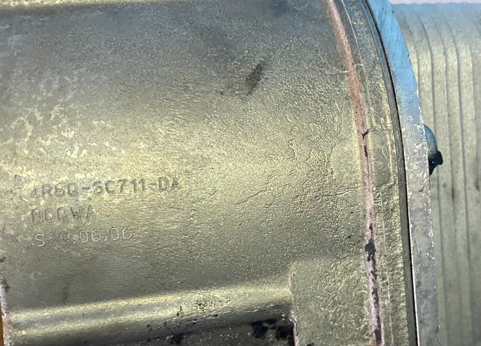 4R8Q6C711DA SUPPORT DE FILTRE À HUILE 2.7 D 190 CV LAND ROVER