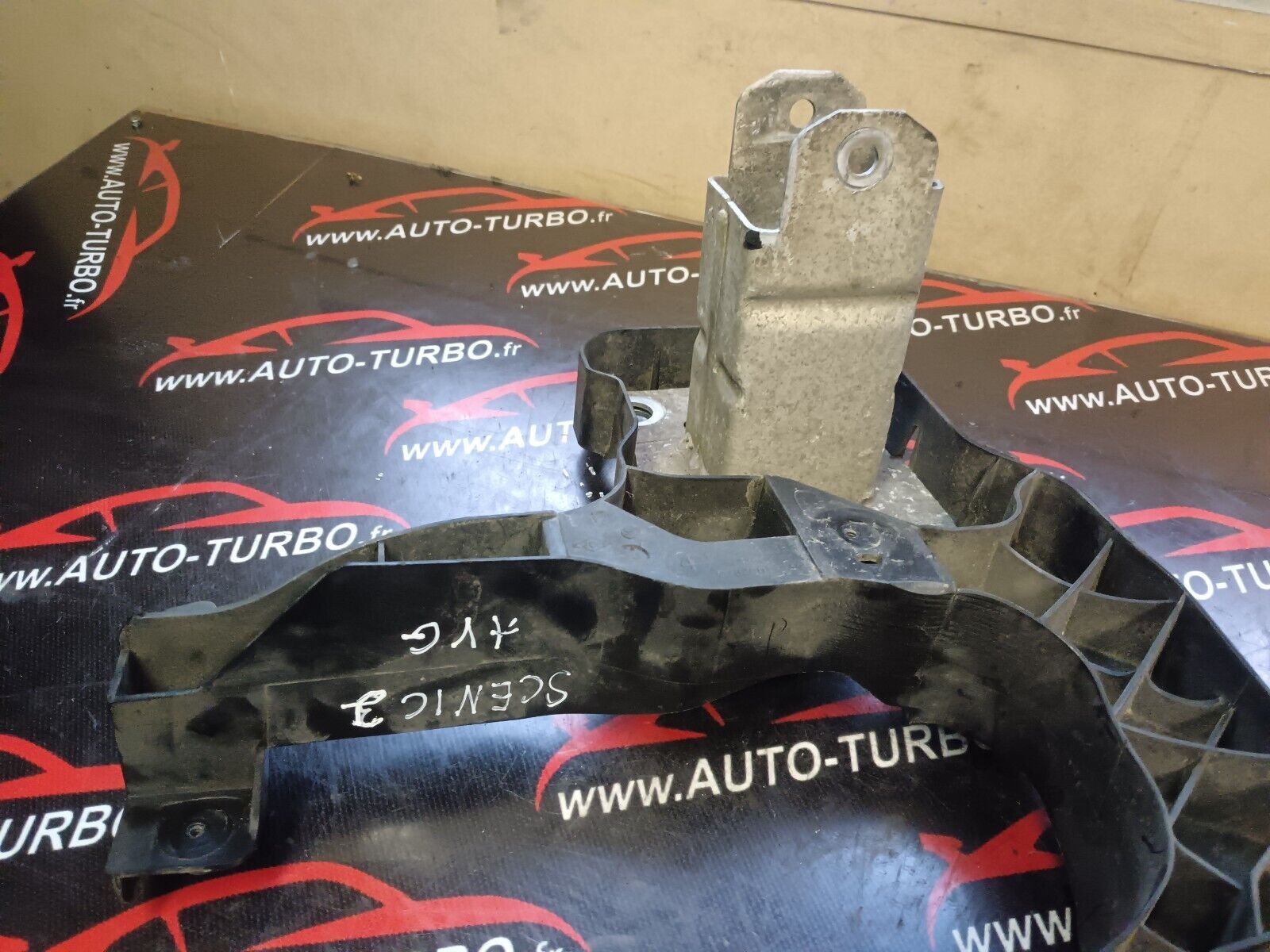 SUPPORT PHARE AVANT GAUCHE RENAULT SCENIC 2 REFERENCE: 8200137495