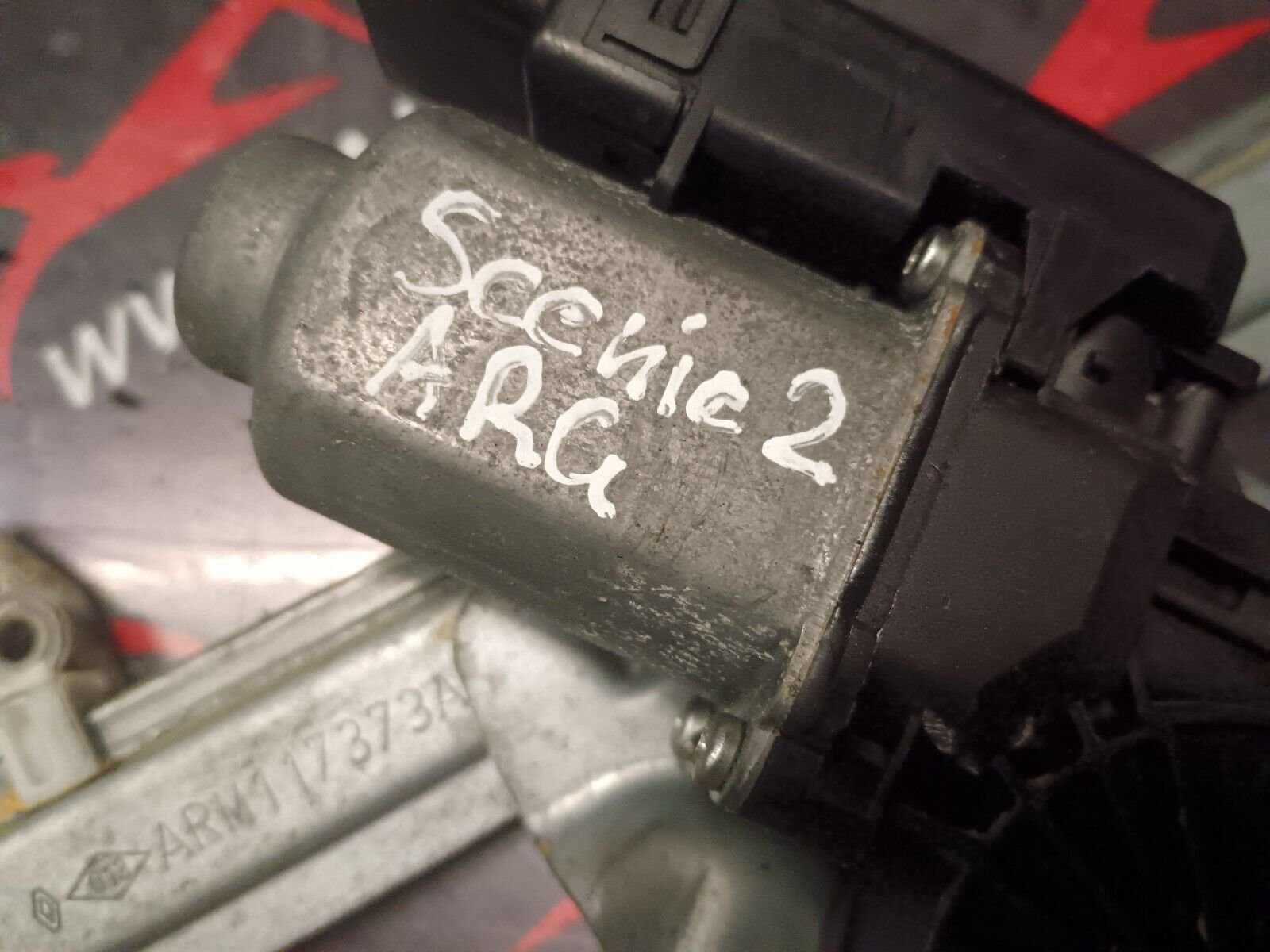 MECHANISME LEVE VITRES ARRIERE GAUCHE RENAULT SCENIC 2 REFERENCE: 117373A