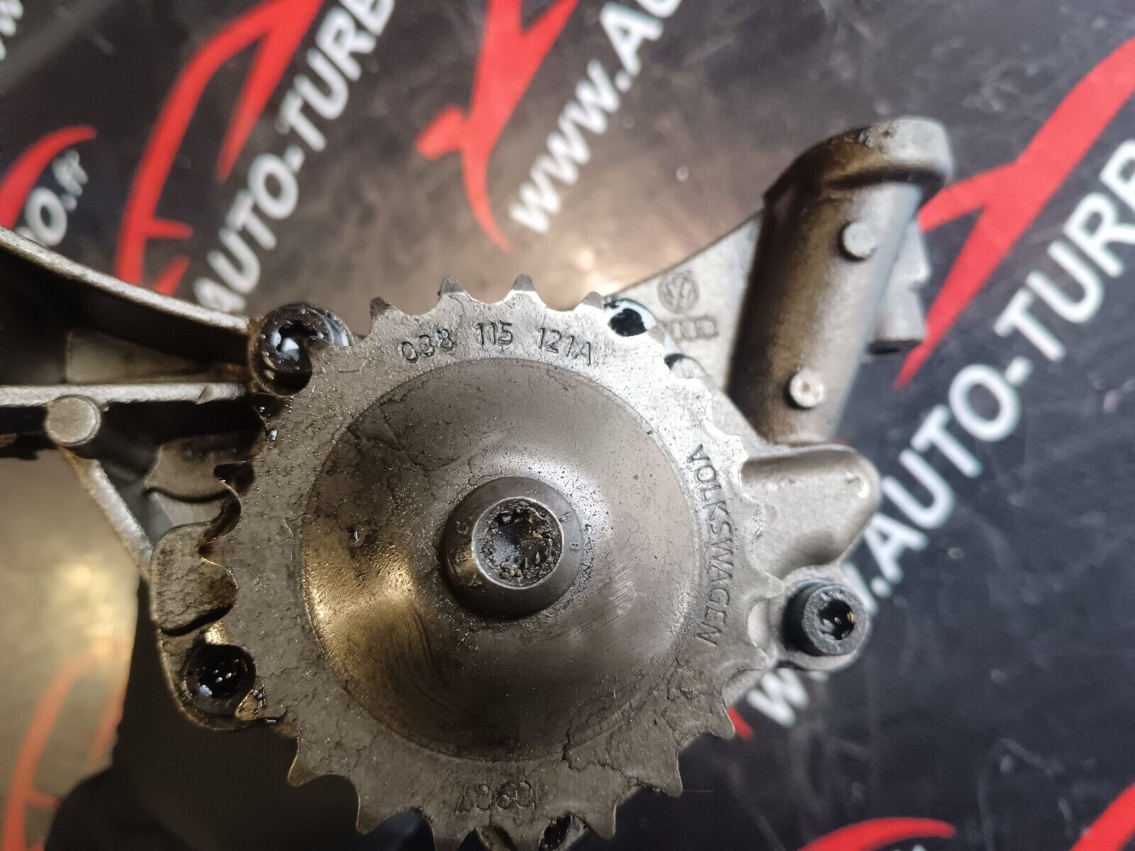 POMPE A HUILE VOLKSWAGEN GOLF 2.0TDI REFERENCE: 038115121A