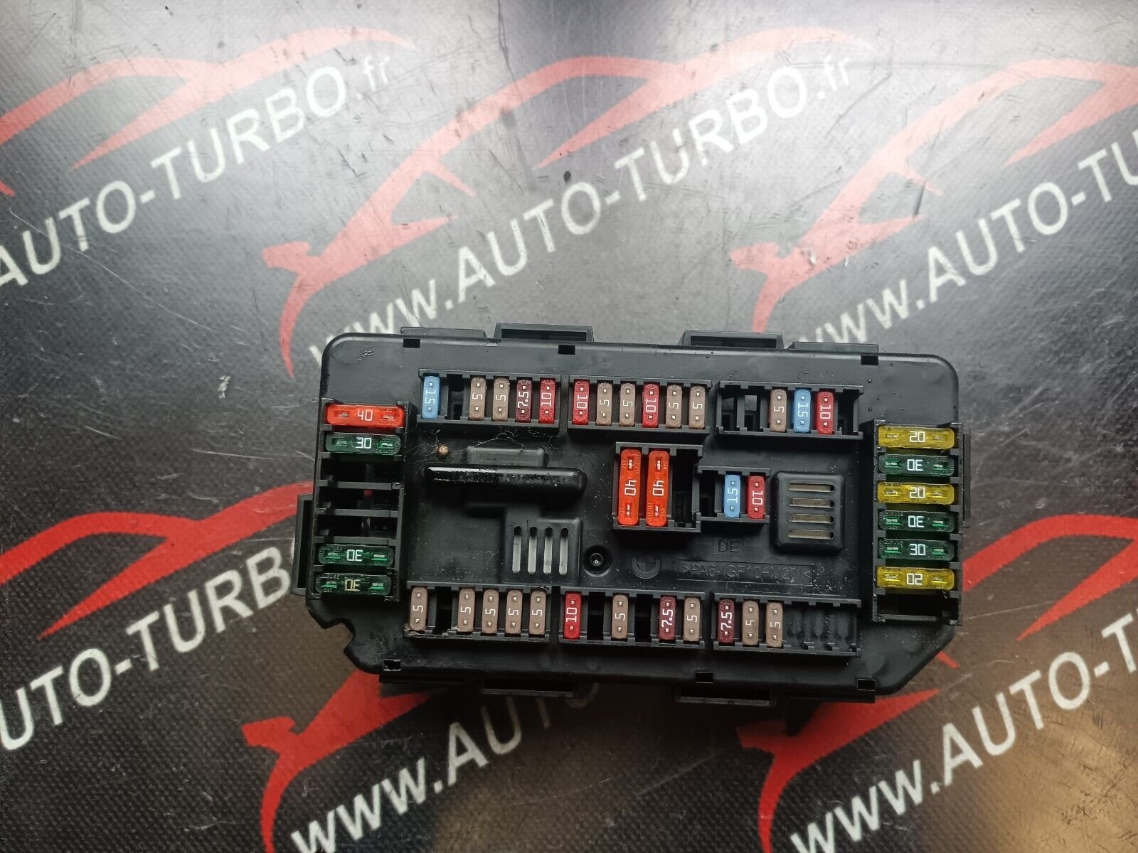 BOITE A FUSIBLES BMW 328i GT REFERENCE: 9337879