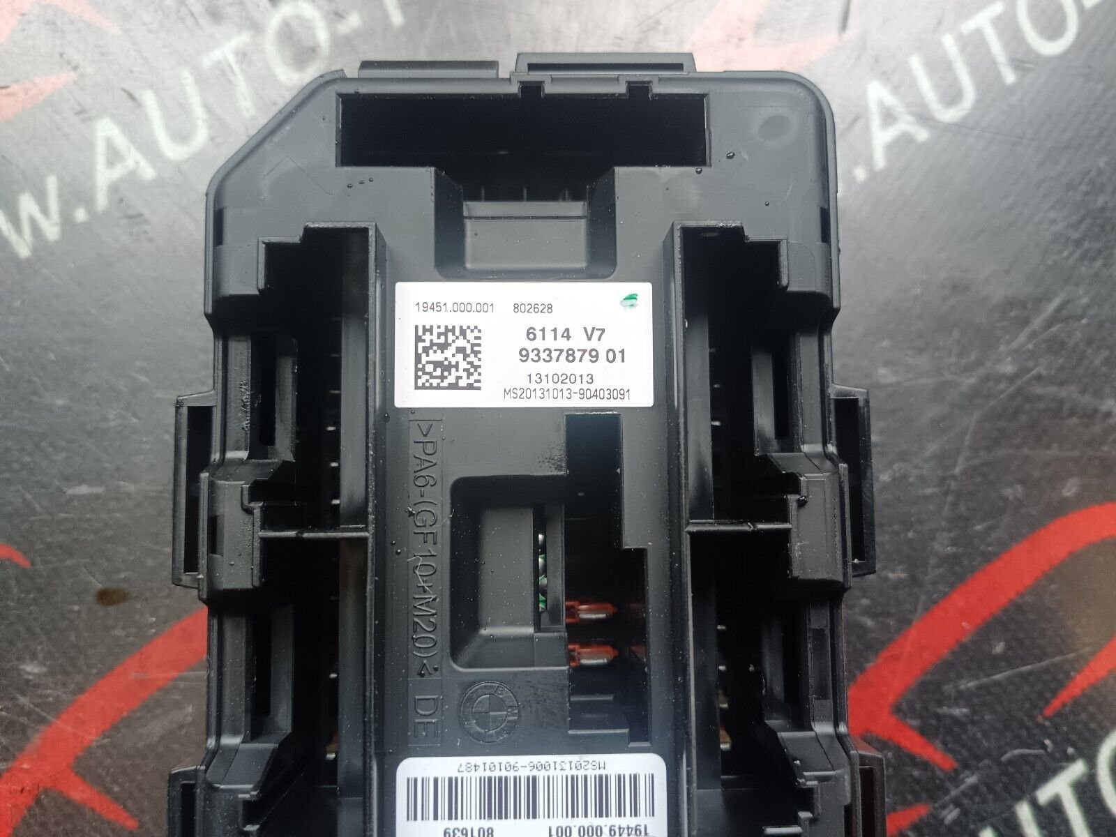 BOITE A FUSIBLES BMW 328i GT REFERENCE: 9337879