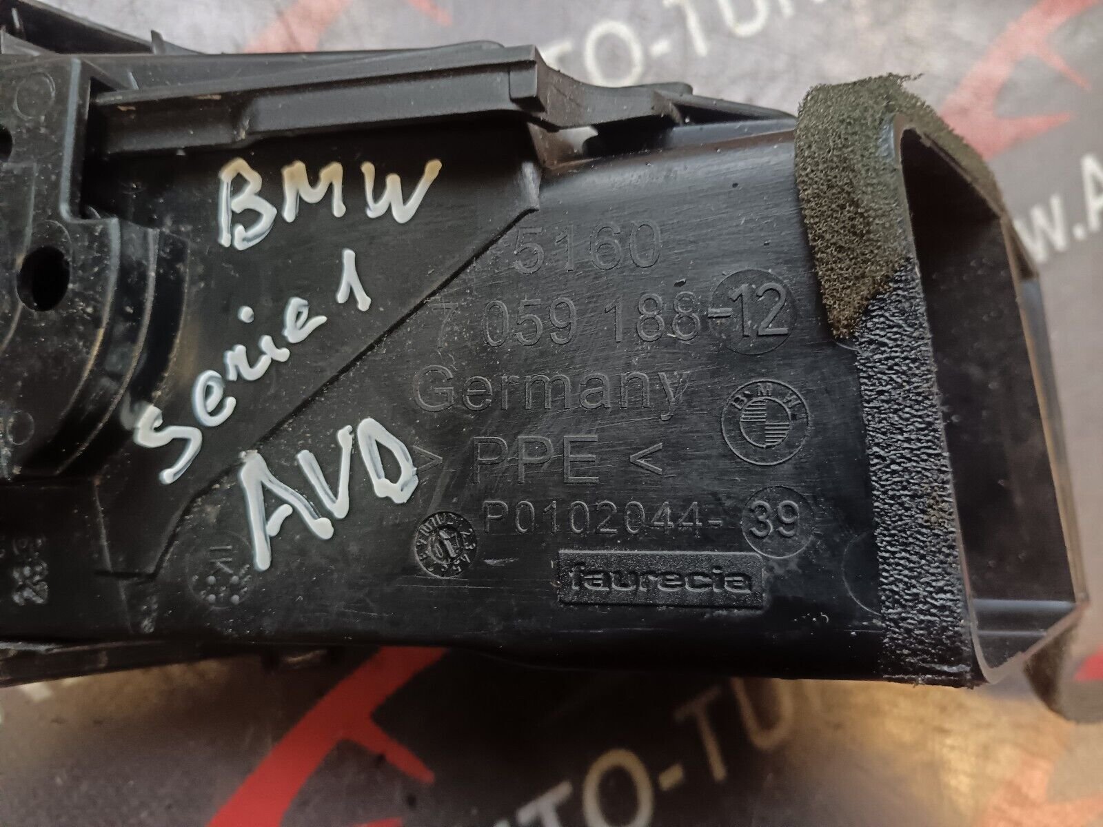 GRILLE D'AERATION AVANT DROIT BMW SERIE 1 REFERENCE: 7059188