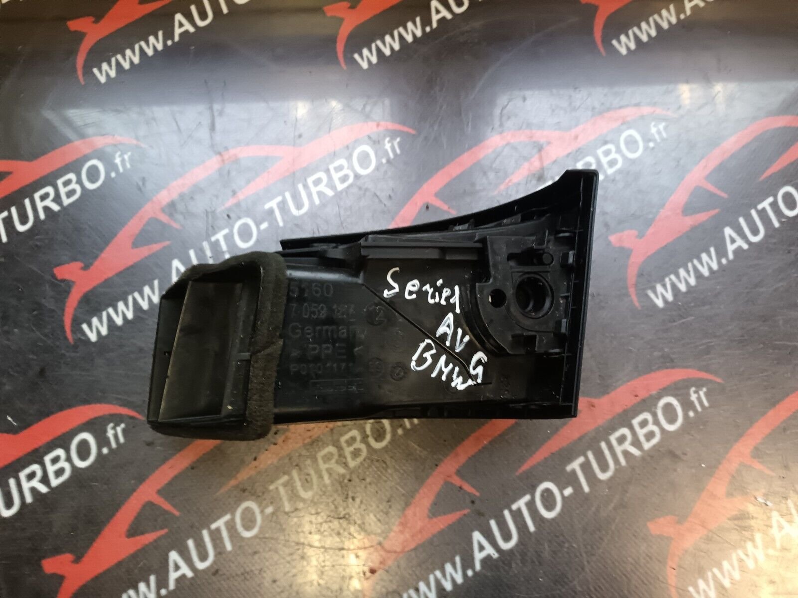 GRILLE D'AERATION AVANT GAUCHE BMW SERIE 1 REFERENCE: 7059187