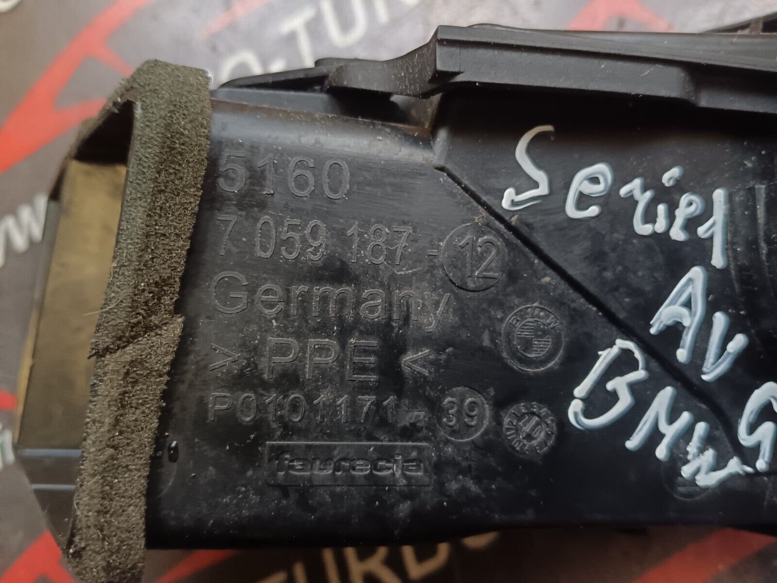 GRILLE D'AERATION AVANT GAUCHE BMW SERIE 1 REFERENCE: 7059187