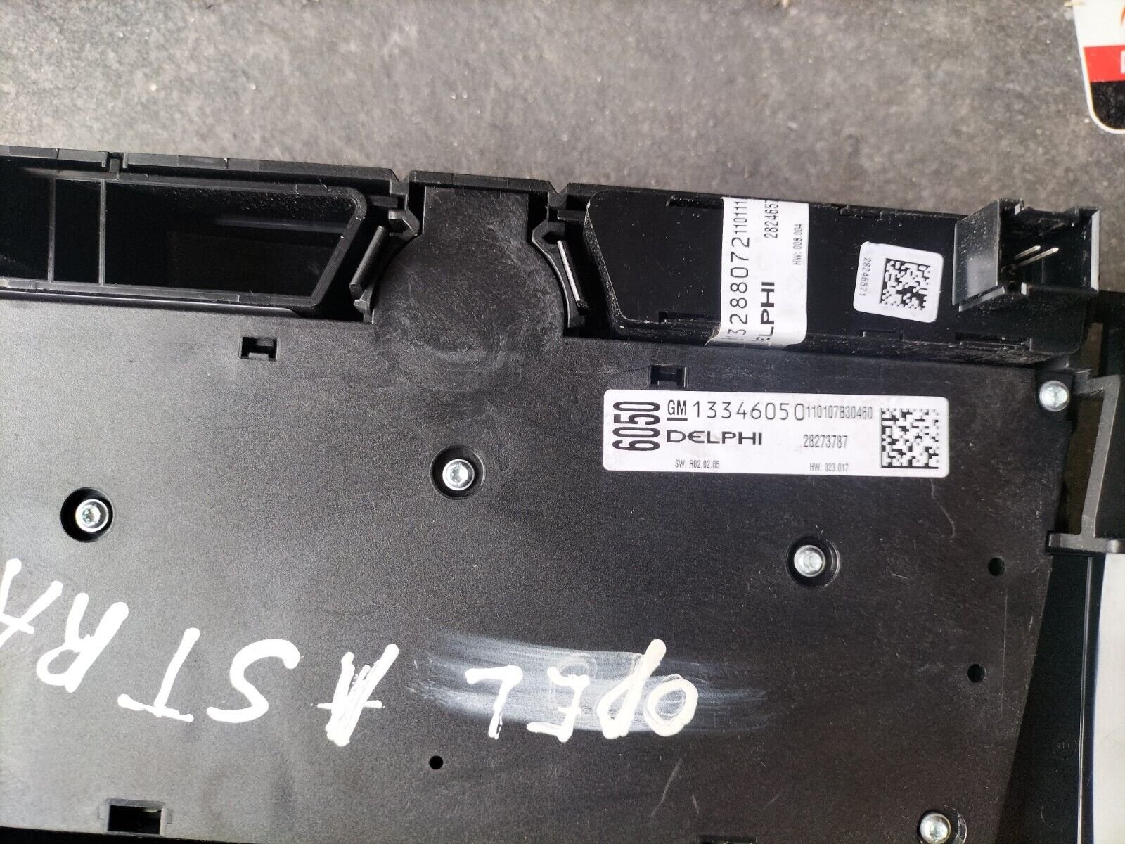 CONSOLE CENTRALE COMMANDES CLIM ET RADIO OPEL ASTRA J 13346050  .DELPHI 28273787