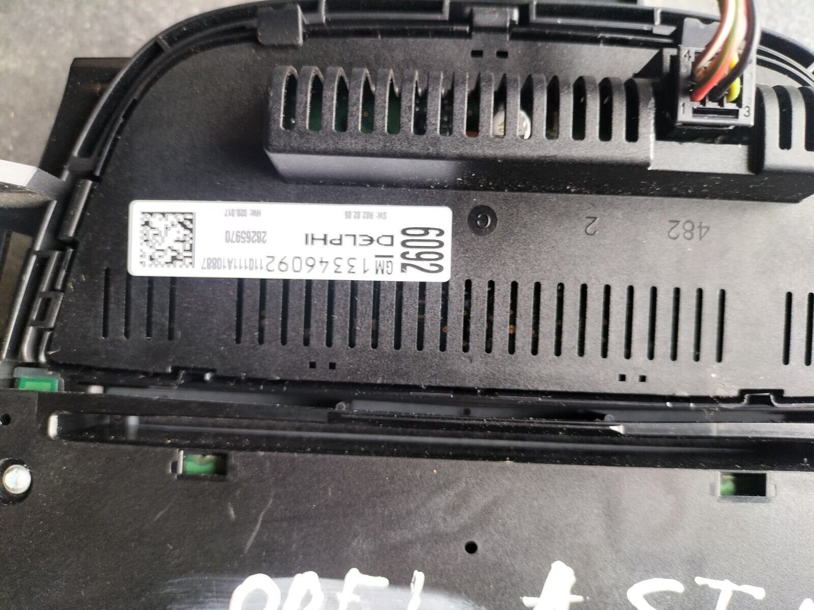 CONSOLE CENTRALE COMMANDES CLIM ET RADIO OPEL ASTRA J 13346050  .DELPHI 28273787