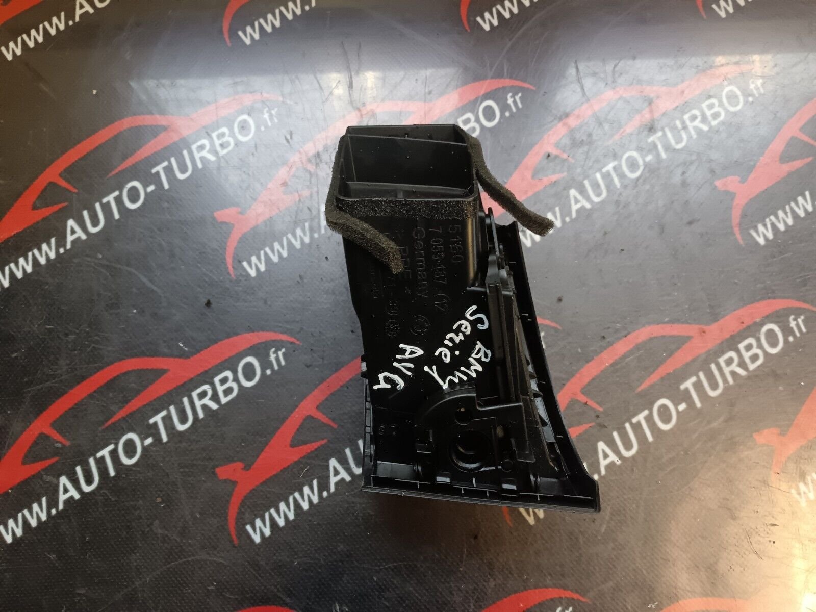 GRILLE D'AERATION AVANT GAUCHE BMW SERIE 1 REFERENCE: 7059187