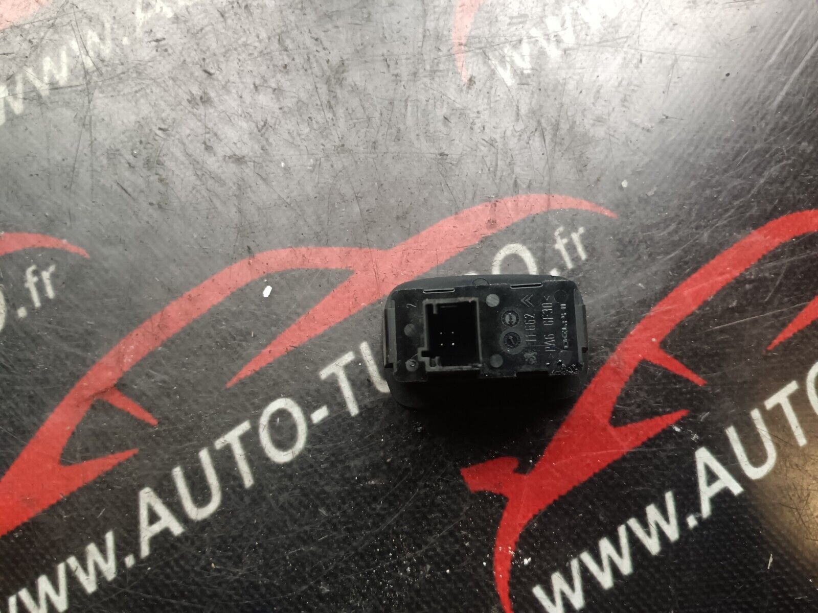 BOUTON LEVE VITRE ARRIERE GAUCHE CITROEN C4 PICASSO REFERENCE: 96639378