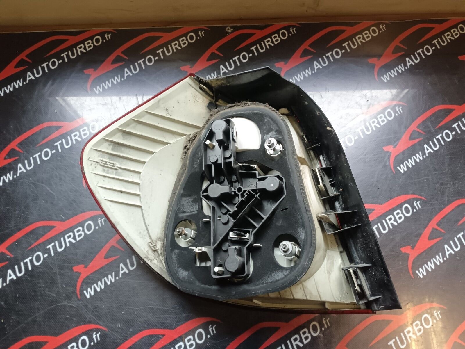 FEU ARRIERE DROIT BMW SERIE 1 REFERENCE: 0397035