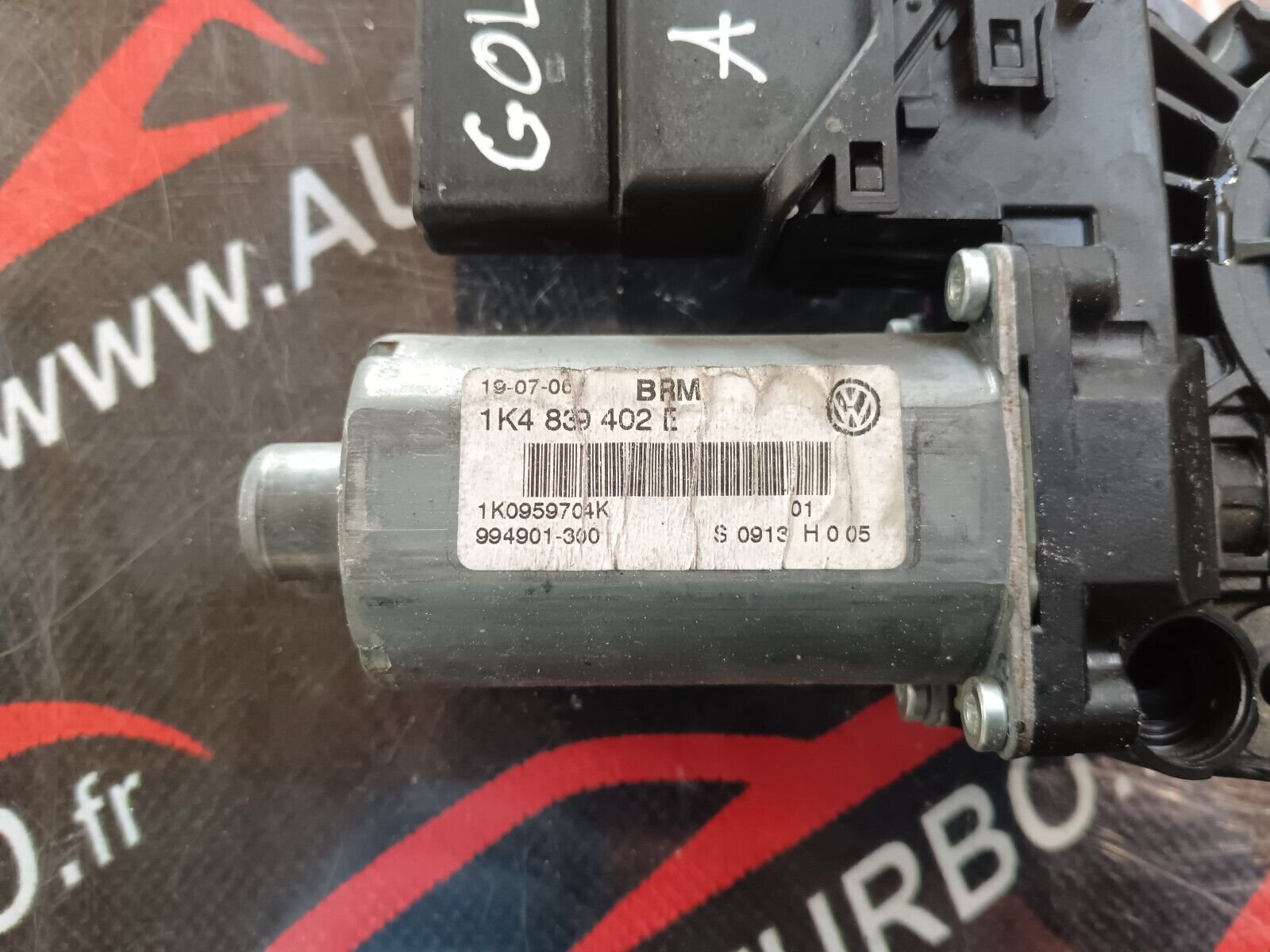 MOTEUR LEVE VITRE ARRIERE DROIT VOLKSWAGEN GOLF V REFERENCE: 1K48399402