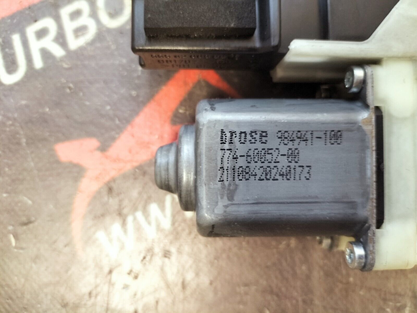 MOTEUR LEVE VITRE AVANT GAUCHE CITROEN C4  9681575280