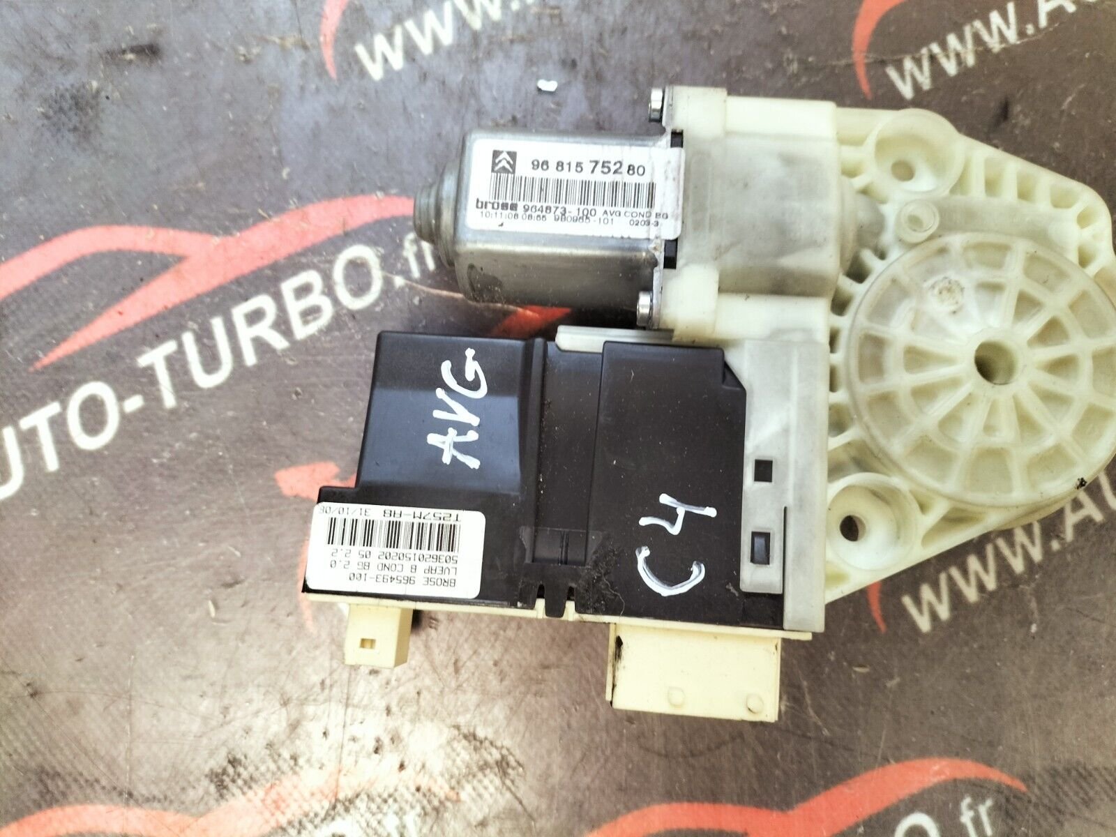 MOTEUR LEVE VITRE AVANT GAUCHE CITROEN C4  9681575280