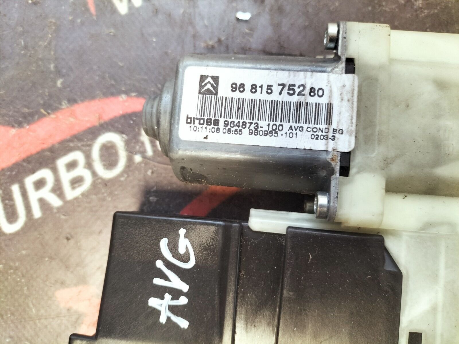 MOTEUR LEVE VITRE AVANT GAUCHE CITROEN C4  9681575280