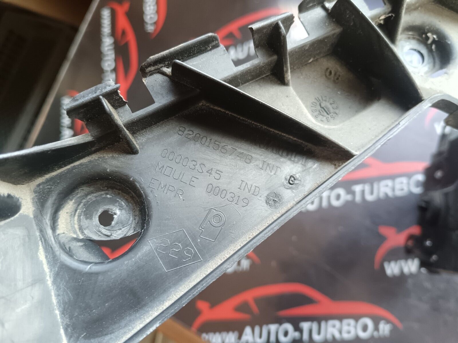 SUPPORT PARE CHOC ARRIERE GAUCHE SCENIC 2 REFERENCE: 8200156748