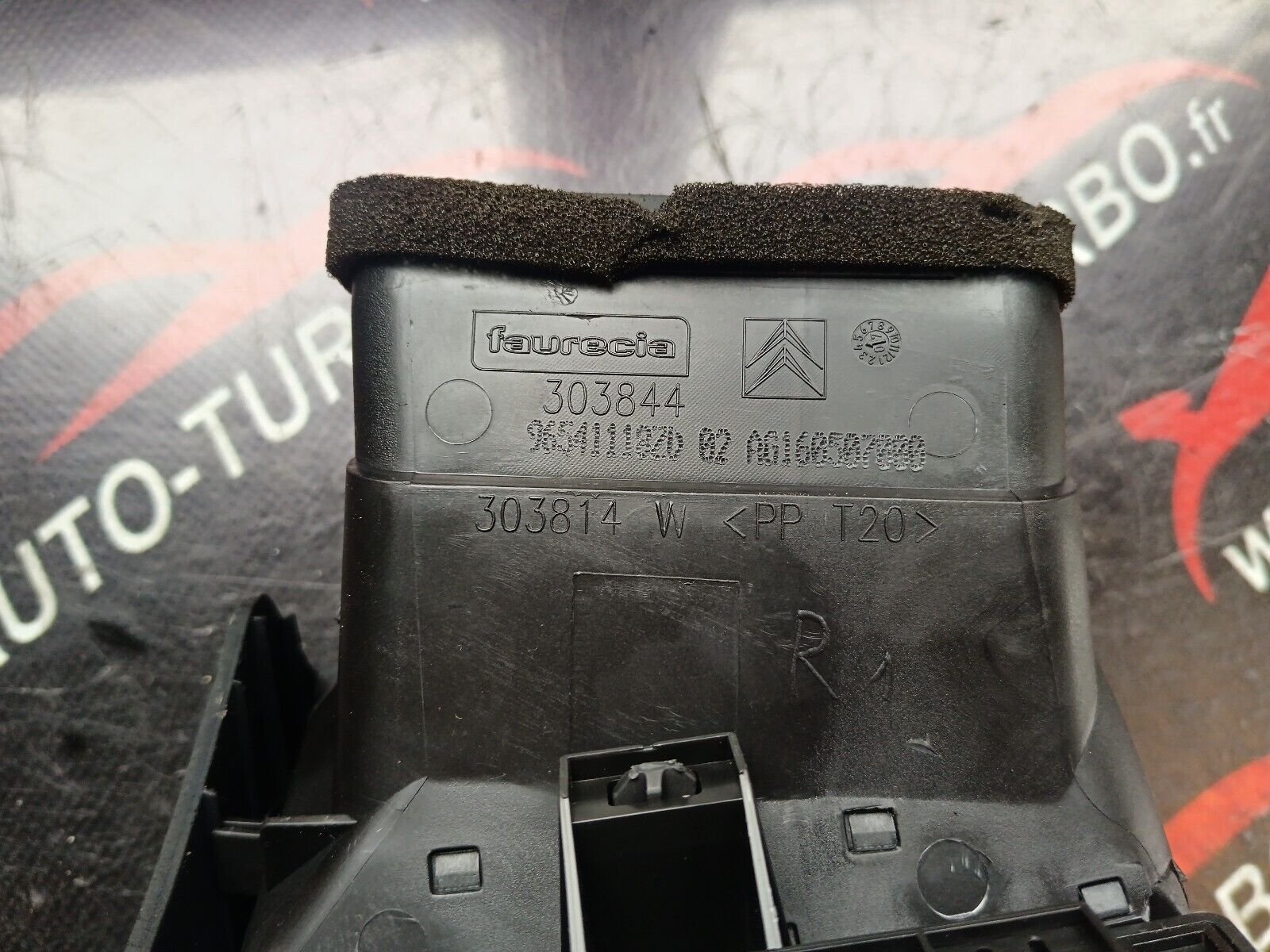 GRILLE DE VENTILATION AVANT DROIT C4 PICASSO REFERENCE: 965411180