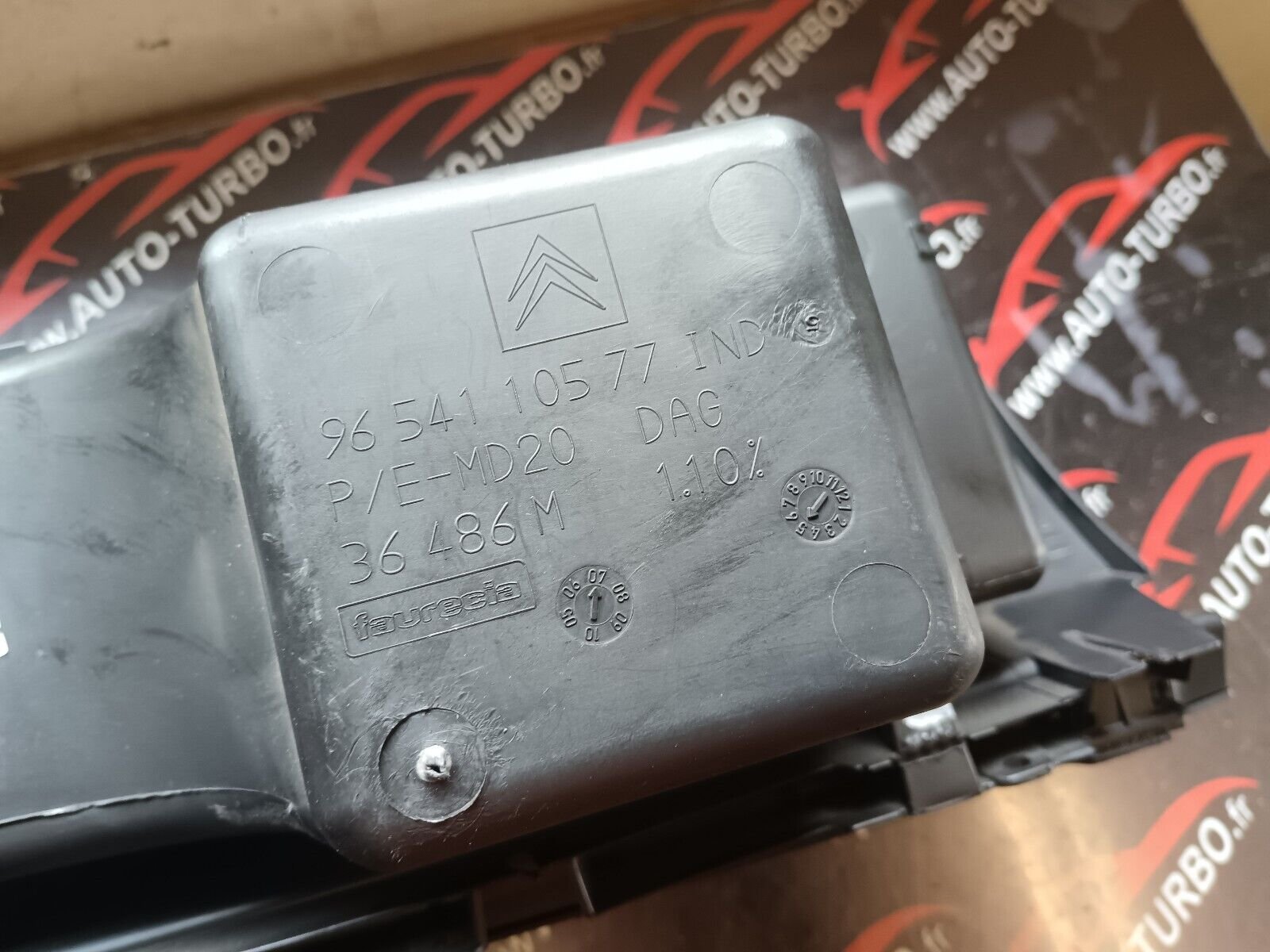 BOITE A GANTS CITROEN C4 PICASSO REFERENCE: 9654110577