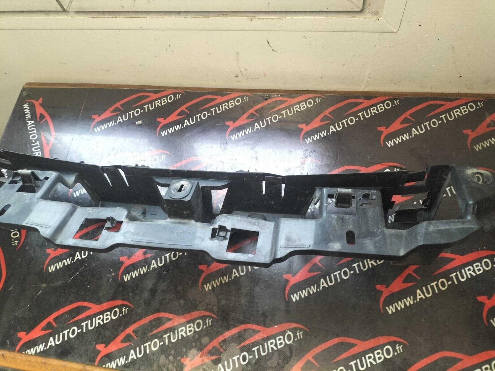 SUPPORT CENTRALE PARE CHOC ARRIERE  CITROEN DS3  1.6 THP  9683582680