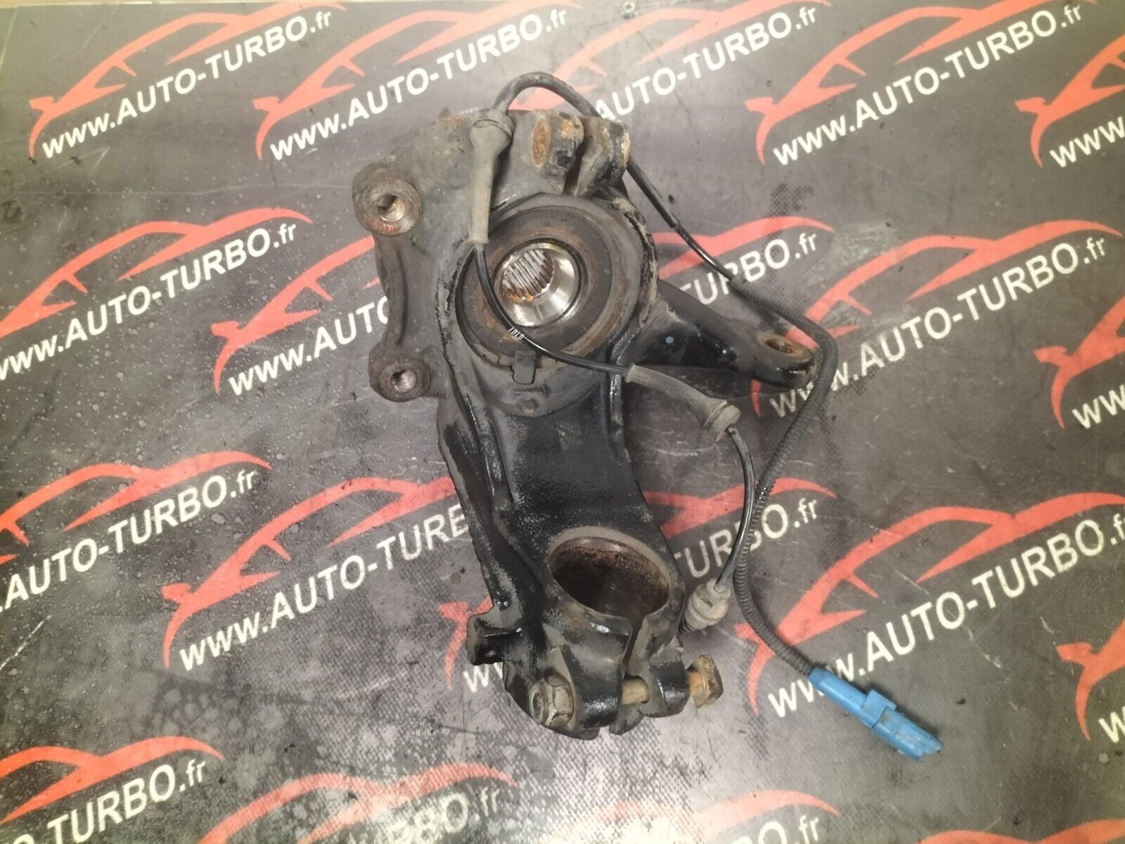 MOYEUX DE ROUE AVANT DROITE CITROEN DS3 .  1.6 THP 156 CH .