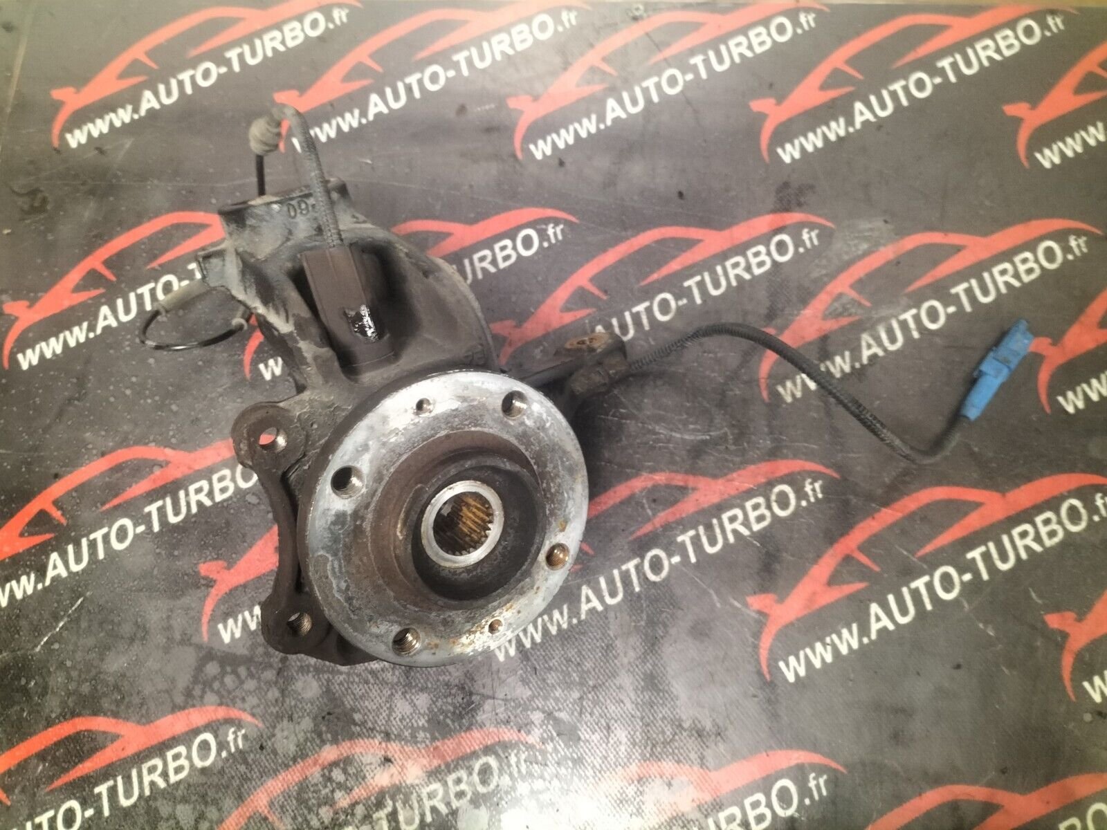 MOYEUX DE ROUE AVANT DROITE CITROEN DS3 .  1.6 THP 156 CH .