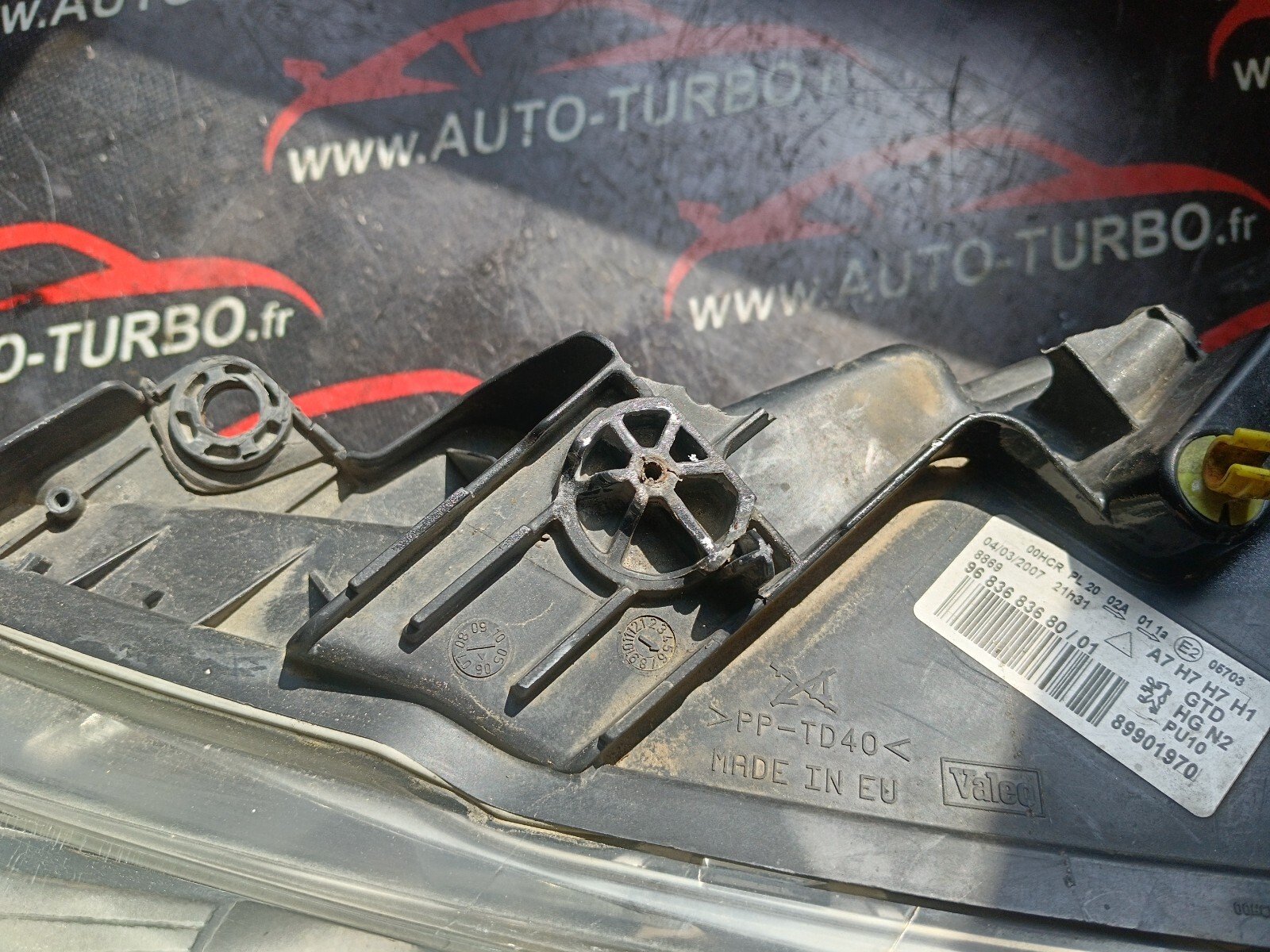 PHARE AVANT  GAUCHE    PEUGEOT 207 9683683680