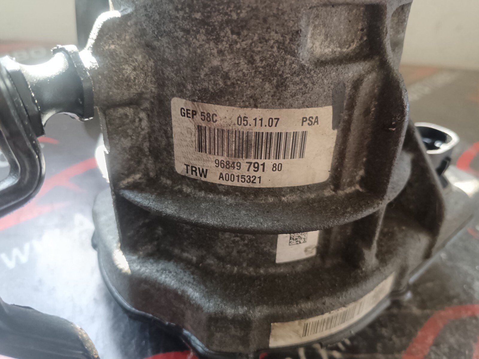 POMPE DE DIRECTION ASSISTEE  PEUGEOT 308 I 1.6 HDI 90 CH 9684979180