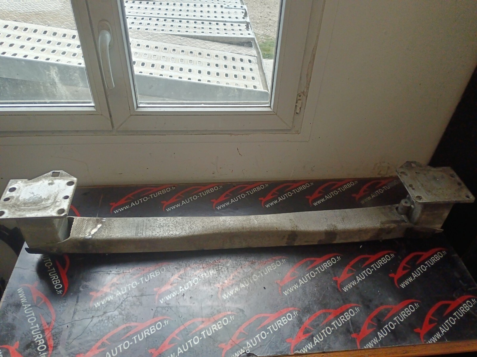 TRAVERSE PARE CHOC AVANT PEUGEOT 308 I 1.6 HDI 90 CH 9656741380