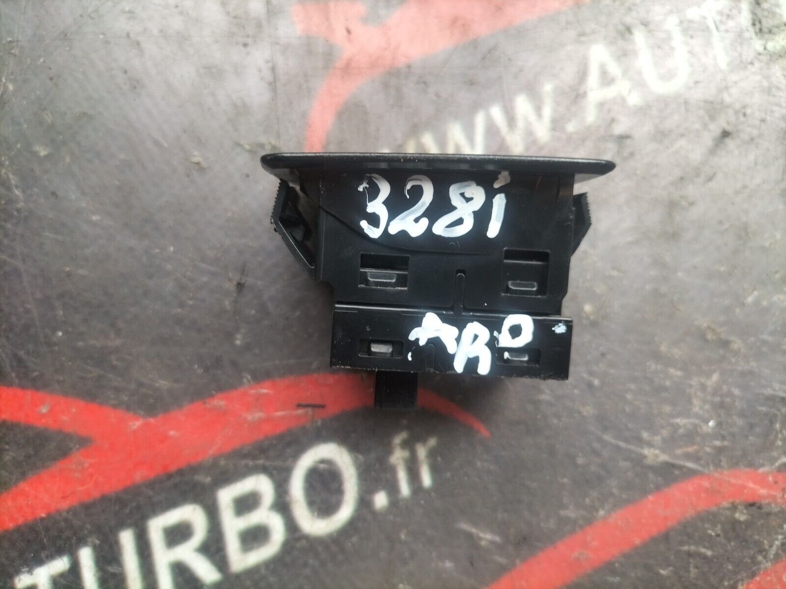 BOUTON LEVE VITRE ARRIERE DROIT    BMW F34 9208106-03