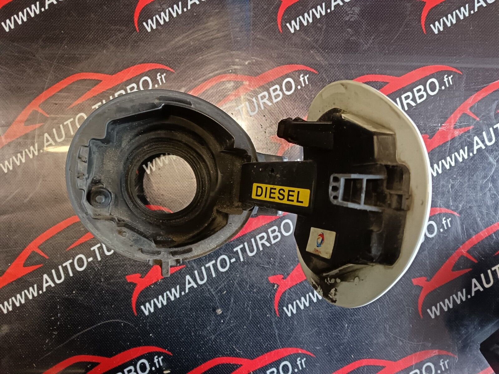 VOLET DE  TRAPPE CARBURANT REFERENCE: 9802744380