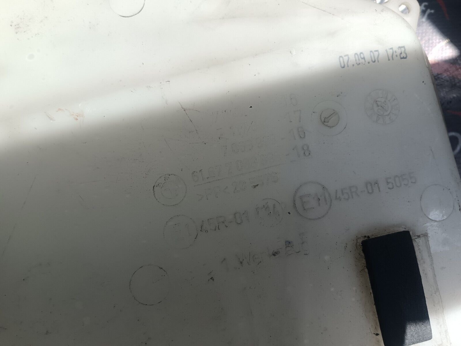 RESERVOIR ESSUIE GLACE BMW SERIE 1 E87 116i REFERENCE: 7068996