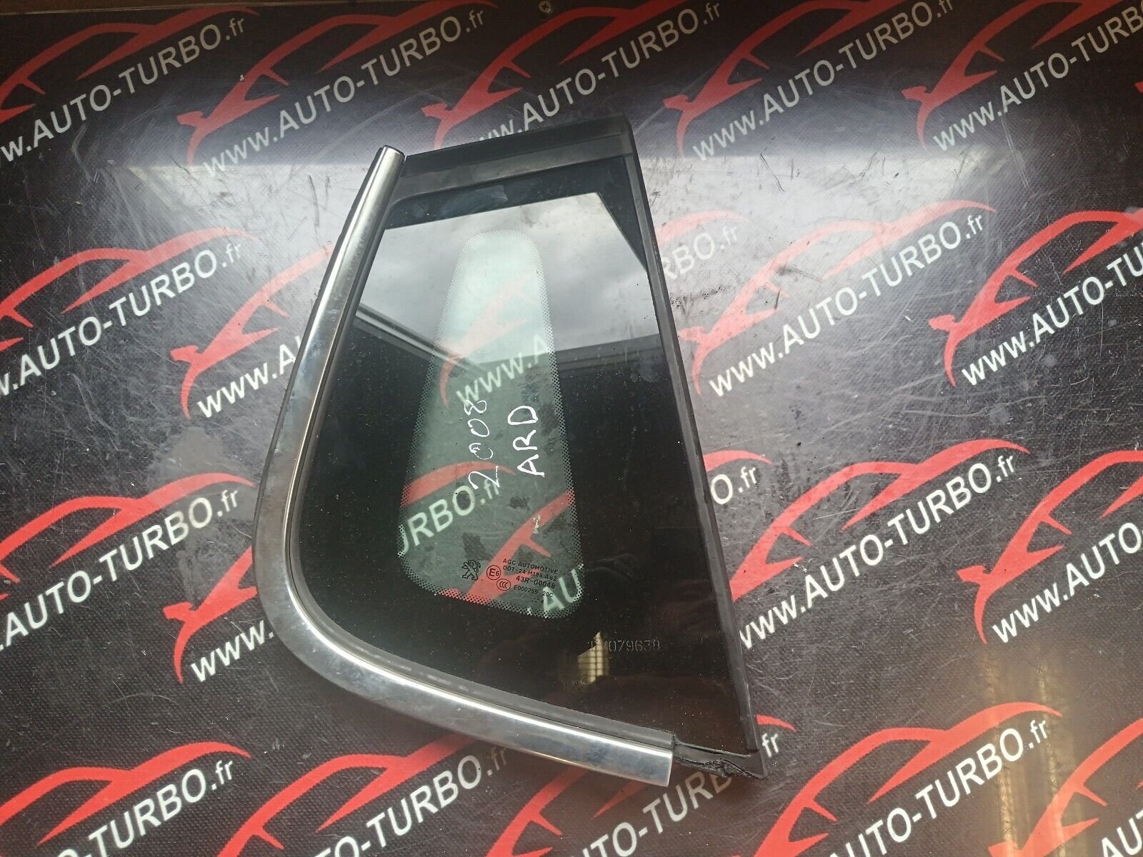 VITRE FIXE ARRIERE DROIT PEUGEOT 2008 1.6HDI 110CH  REFERENCE: E000255