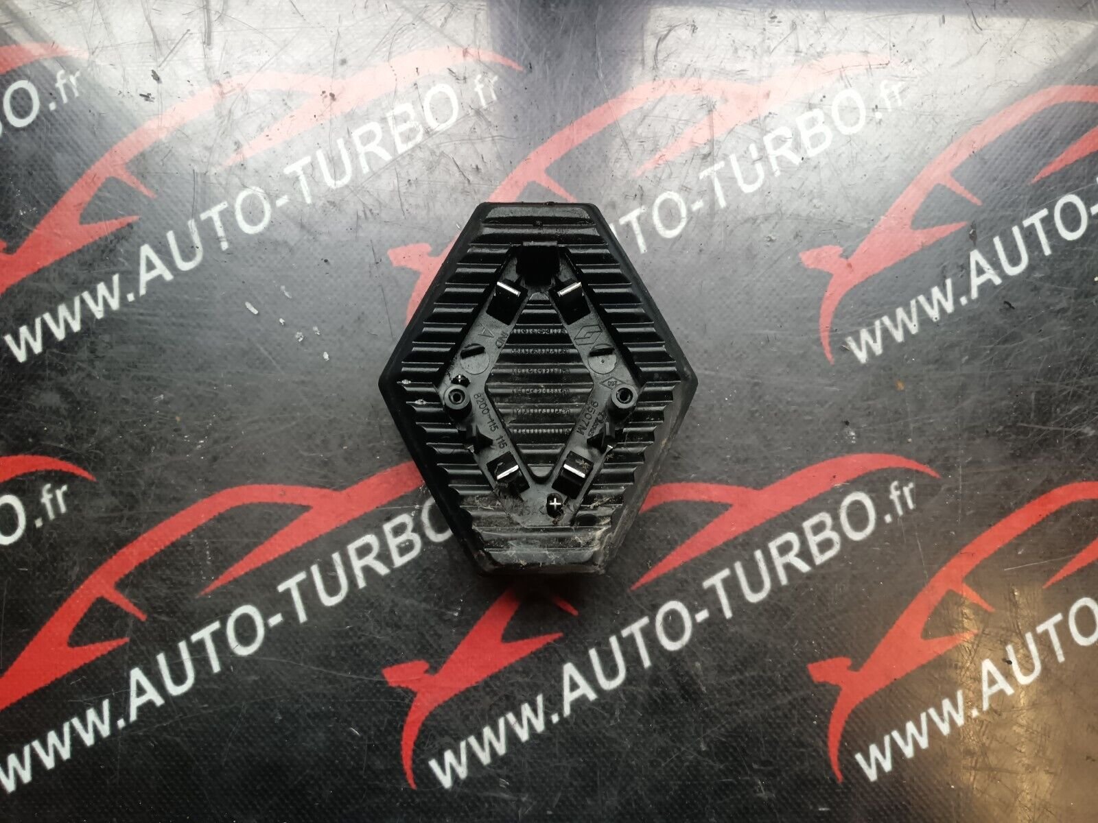 SIGLE CALANDRE RENAULT SCENIC 2 REFERENCE: 8200115115