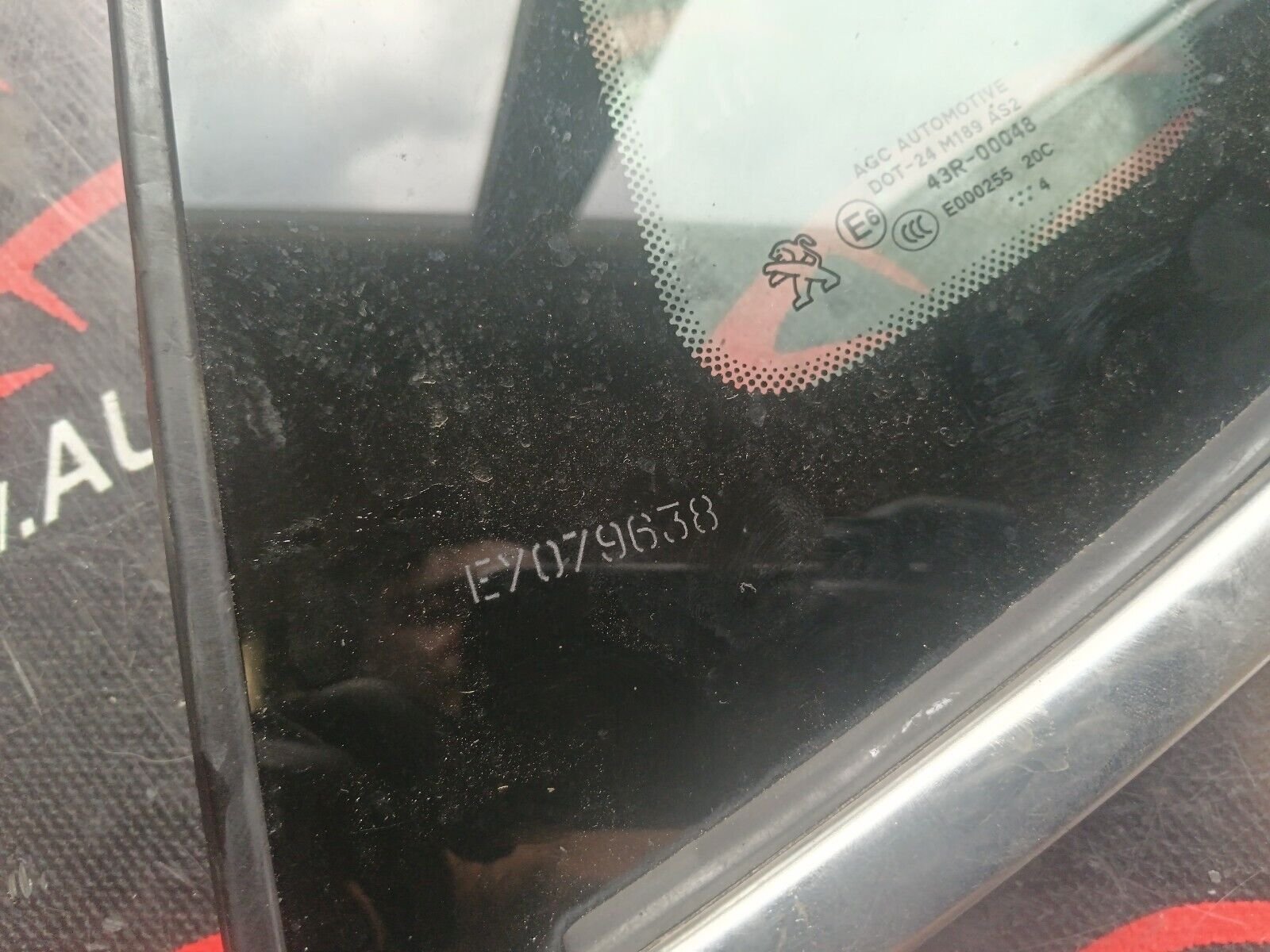 VITRE FIXE ARRIERE GAUCHE PEUGEOT 2008 1.6HDI 110CH  REFERENCE: E000255