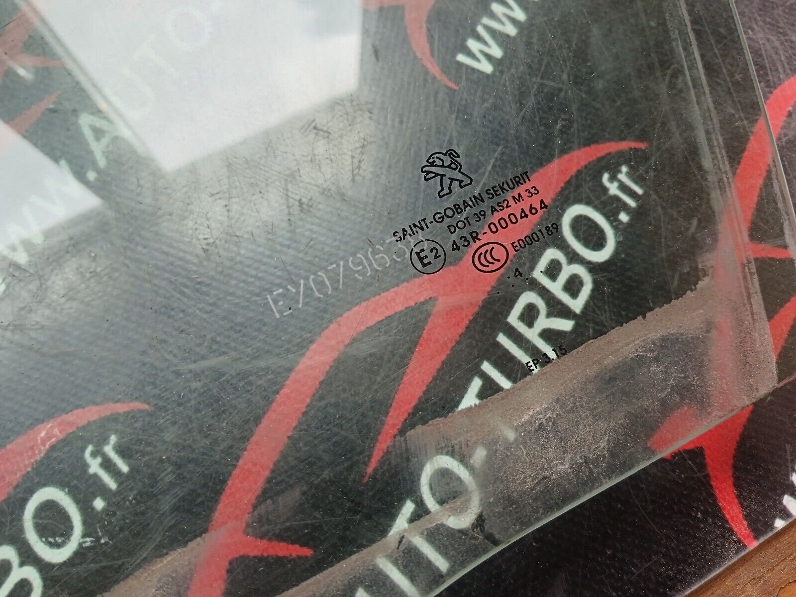 VITRE AVANT GAUCHE PEUGEOT 2008 1.6HDI 110CH REFERENCE: 43R000464