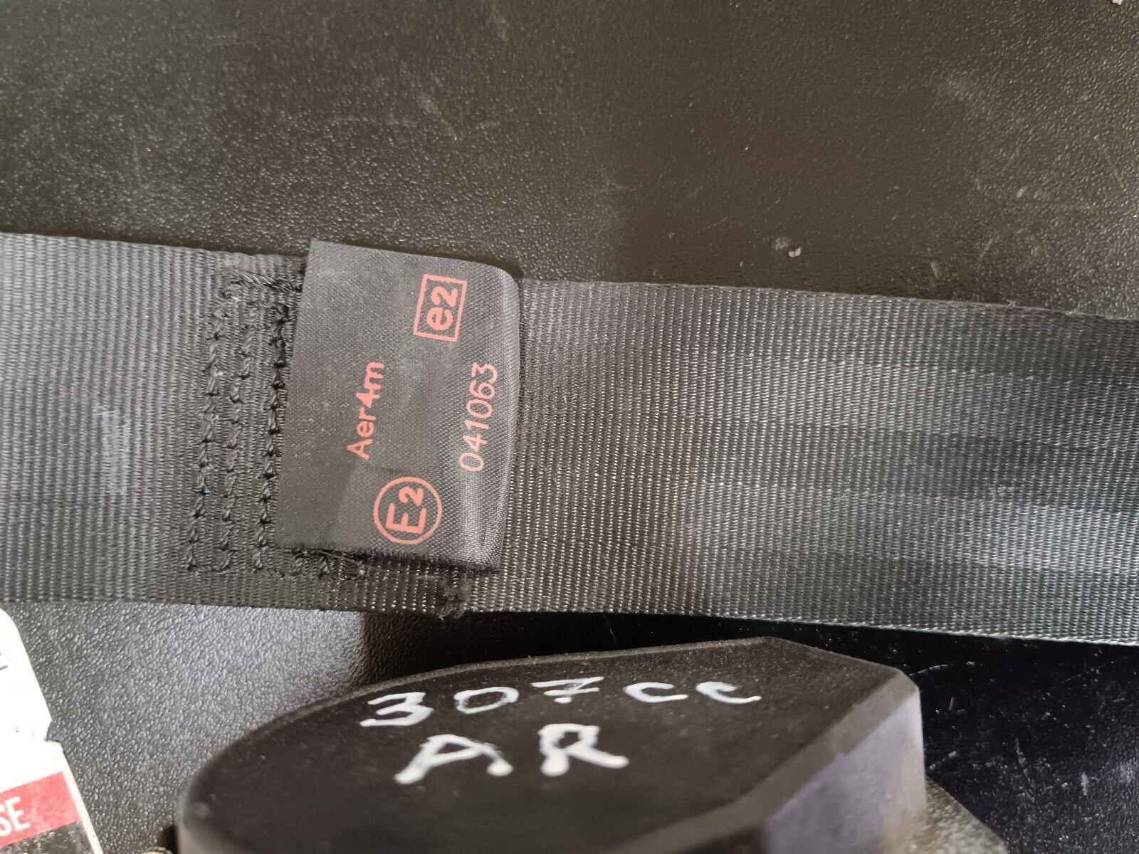 CEINTURE DE SECURITE ARRIERE 307cc 2.0L 136CH ESSENCE REFERENCE: 041063