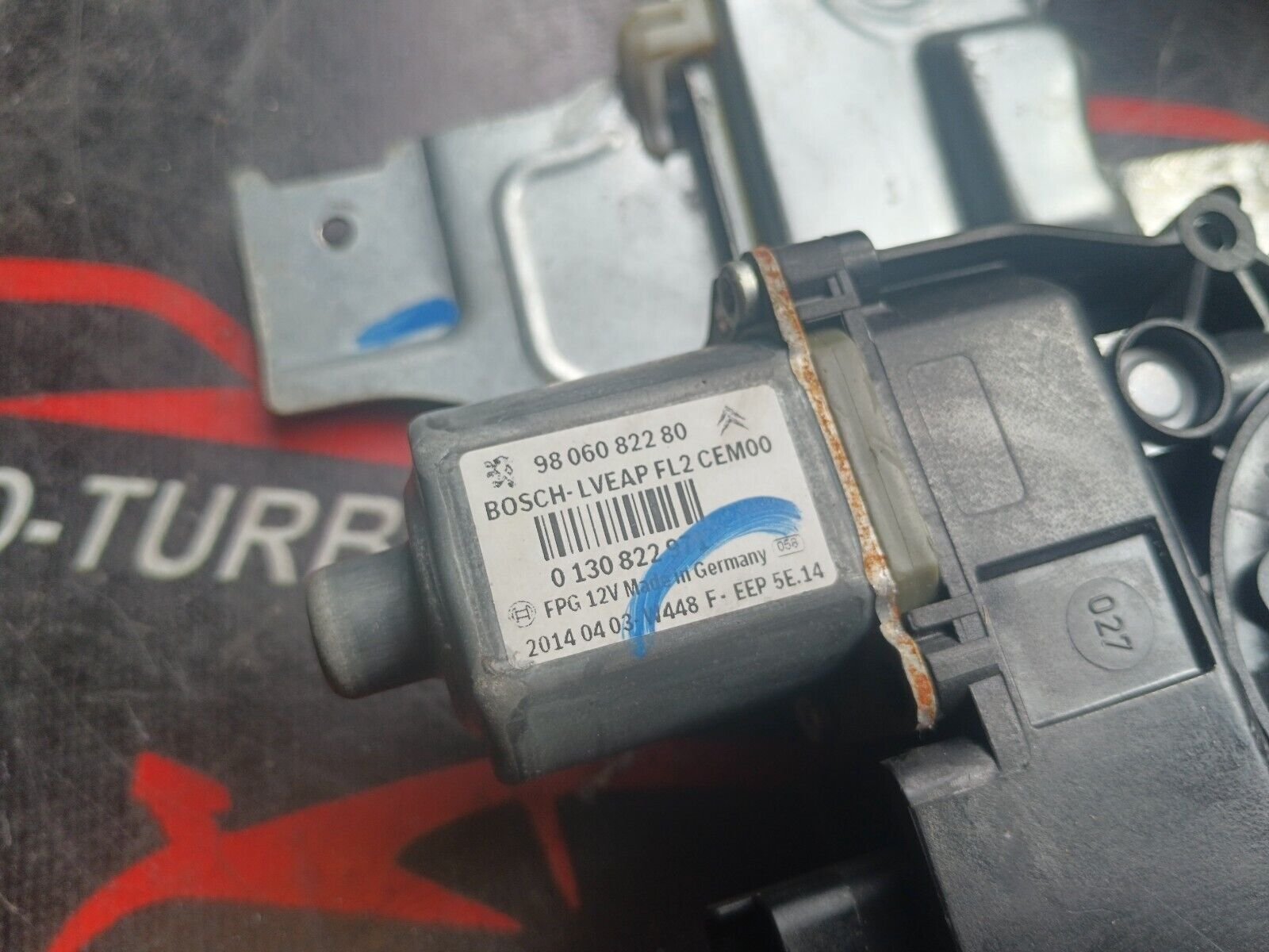 MECHANISME + MOTEUR LEVE VITRE ARG PEUGEOT 2008 REFERENCE: 9806082280