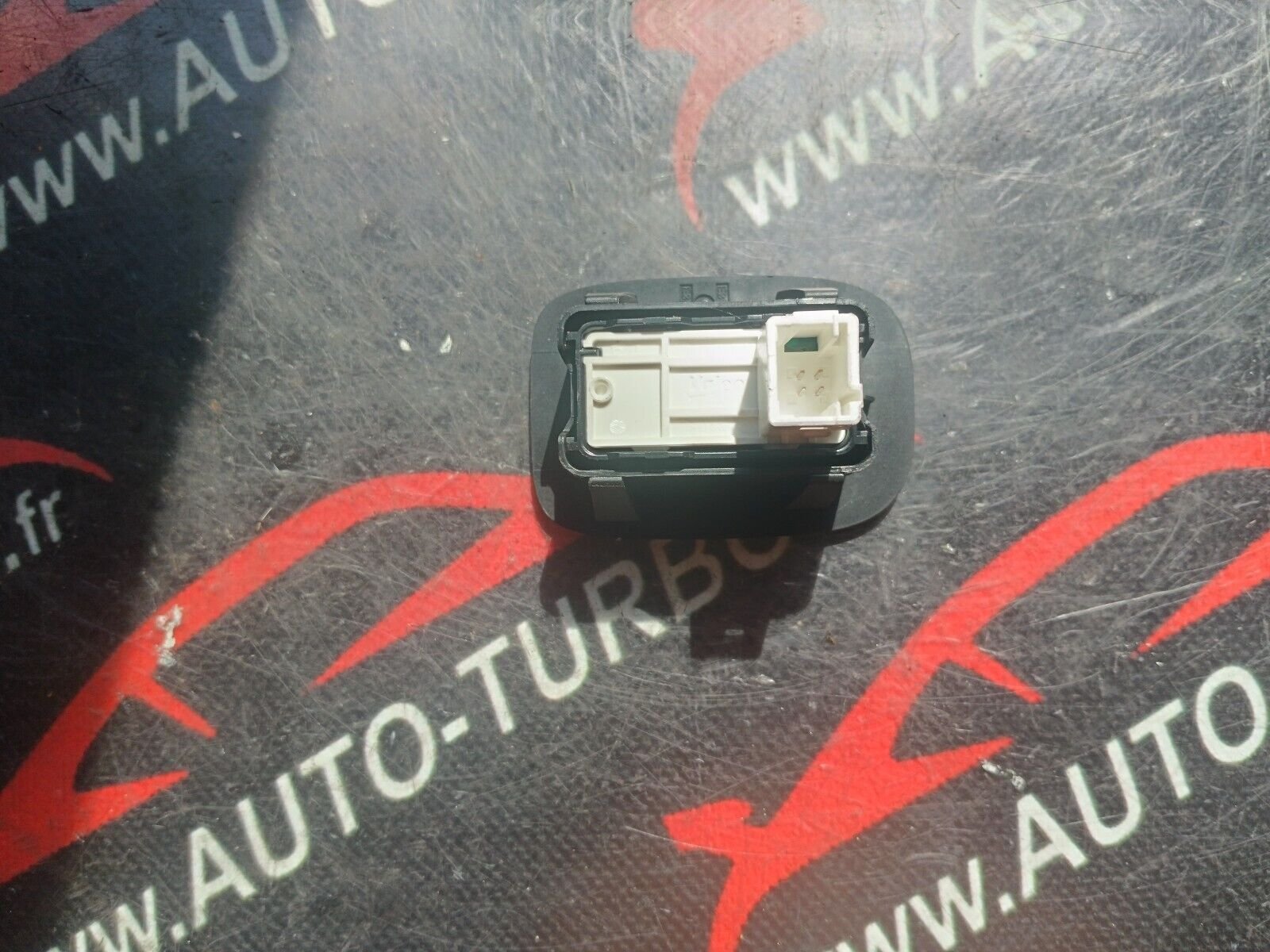 INTERRUPTEUR DE LEVE VITRE ARD PEUGEOT 2008 1.6HDI 110CH REFERENCE: 96751119ZD