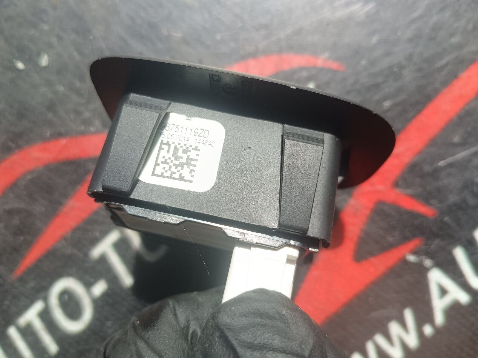 INTERRUPTEUR DE LEVE VITRE ARD PEUGEOT 2008 1.6HDI 110CH REFERENCE: 96751119ZD