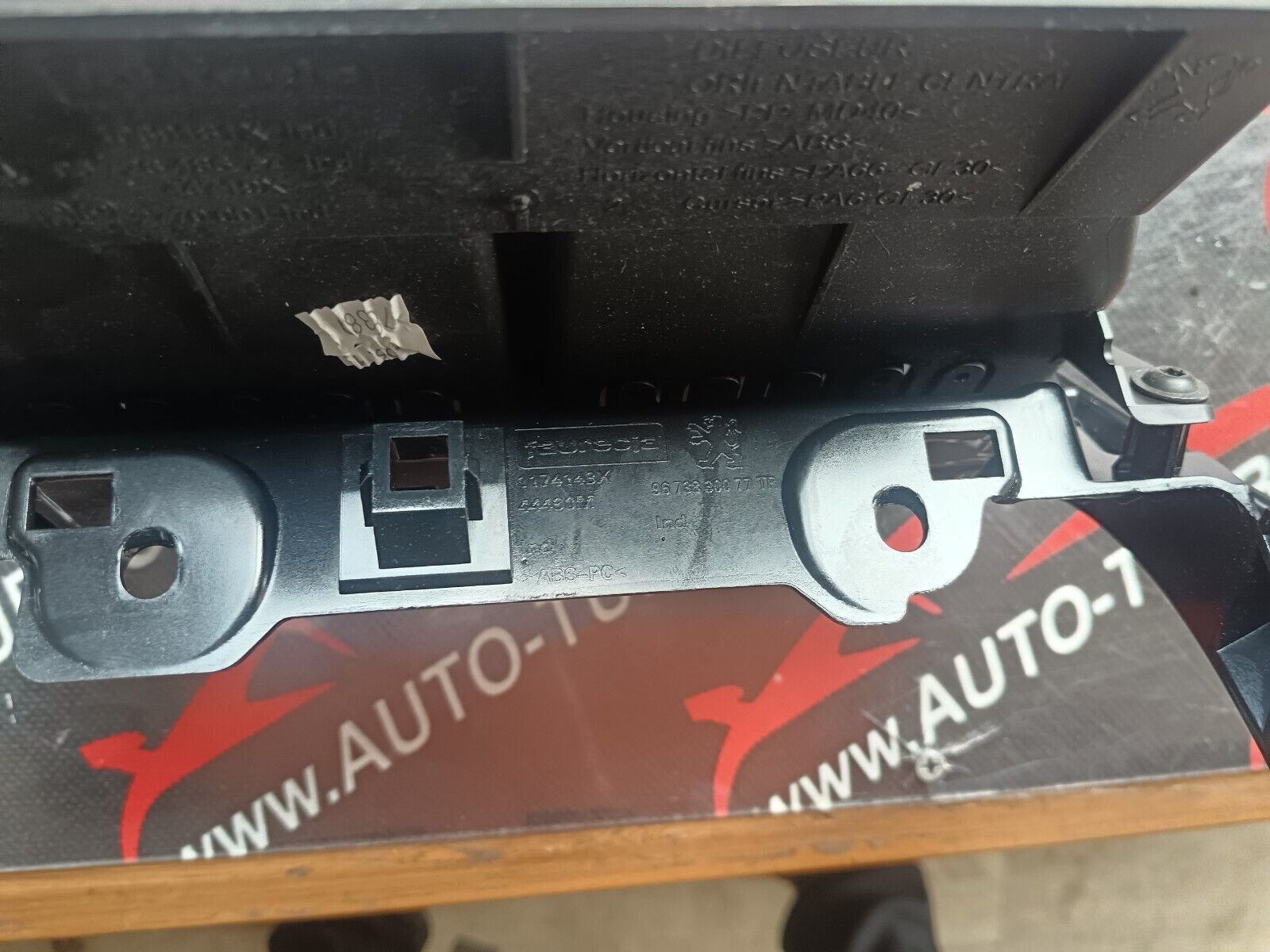 REVETEMENT DE TABLEAU DE BORD PEUGEOT 2008 1.6HDI 110CH REFERENCE: 9673830077